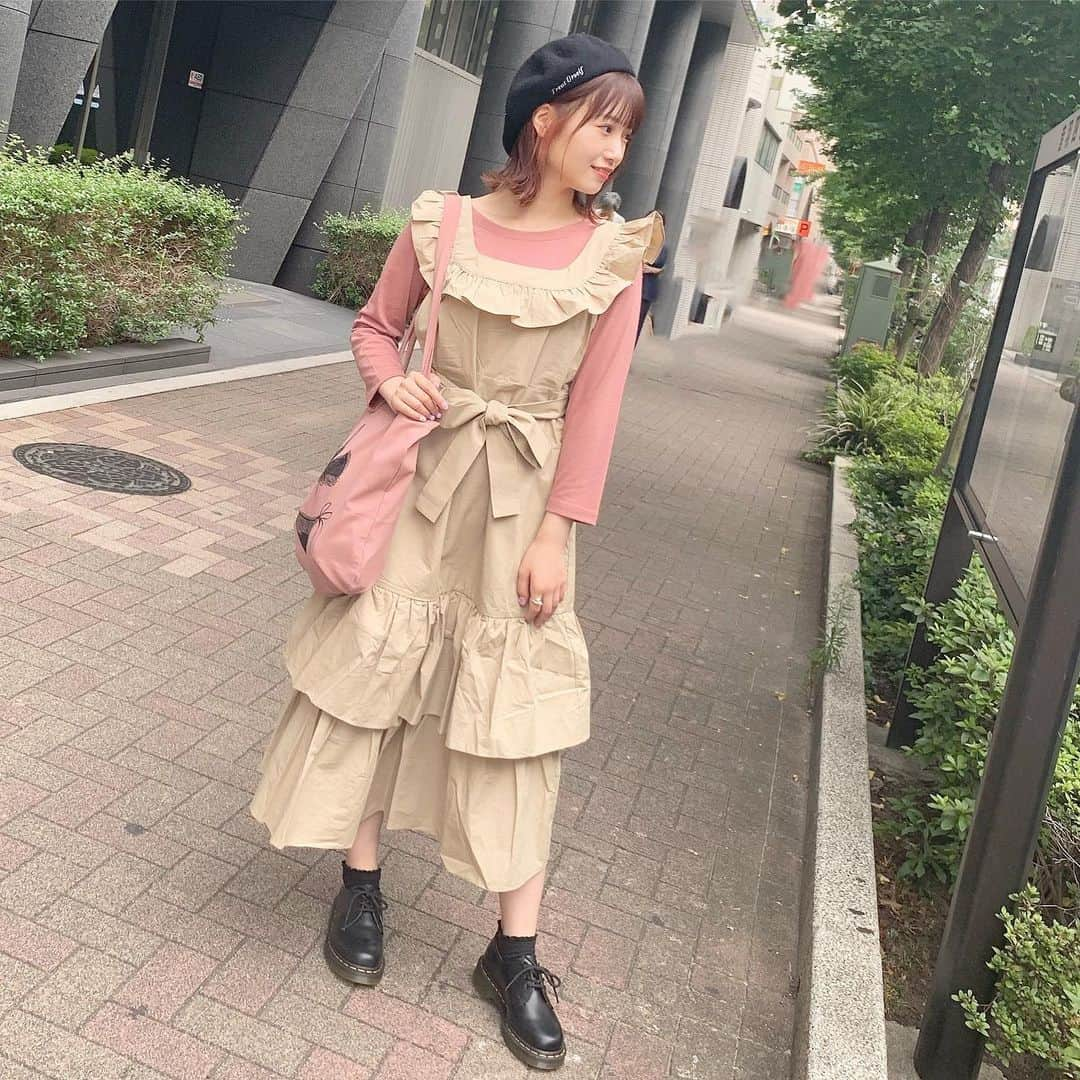 朝長美桜さんのインスタグラム写真 - (朝長美桜Instagram)「bis webに記事が載っています〜﻿ みんな、読んでくれたかなぁ？？﻿ ﻿ 第1弾は、#わたるマジック ﻿ 第2弾は、#treatürself についてお話してるよ〜🥰✨﻿ どちらも大好きなので、たくさん語ってます🦋﻿ ﻿ ハイライトにまとめているので、﻿ swipeして飛んで読んで下さい❤︎﻿ 今月号のbisでジェルネイルを紹介しています🧚‍♀️﻿ ﻿ ﻿ 今、こうして少しずつファッション誌に﻿ 取材して頂いたり少しだけだけど﻿ 誌面に載せて頂いているのが夢のようです。﻿ 本当に嬉しい🥰🥰﻿ 1年前のわたしには、想像もできなかったなぁ。﻿ ﻿ わたしは、1年半ちょっと前に﻿ 半月板損傷という怪我をしました。﻿ アイドル活動が思うようにできなくなって、﻿ どん底まで落ちました。﻿ でも、自分にできることを頑張ろう。﻿ 好きなことをしよう！って思って﻿ それから﻿ Instagramで女の子に向けて、"可愛い"を発信し続け、﻿ YouTubeも始めて﻿ 今のわたしができる、"好きなこと"を全力で取り組んできました😌﻿ ﻿ そして、たくさんの夢ができました。﻿ その中の１つに﻿ ファッション雑誌に出たい！﻿ ﻿ 何度も挫けそうになったし、﻿ 今わたしが目指している場所は間違っているのか、﻿ たくさん悩んだけど、﻿ 自分を信じて進んできました、﻿ ﻿ どん底から1年半。﻿ 間違っていなかった。と心から思います。﻿ ﻿ 自分を信じて続けることに意味がある。﻿ ﻿ これからも、女の子のみんなと﻿ "可愛い"を共有していきたいし﻿ 自分の"好きなこと"を思う存分後悔のないように﻿ 発信していきます❤︎﻿ ﻿ 一緒に可愛く生きていこうね。﻿ ﻿ ﻿ #treatürself#トリート#トリートユアセルフ#treaturself#わたるマジック#bis_web﻿」10月11日 21時28分 - miochan_0517