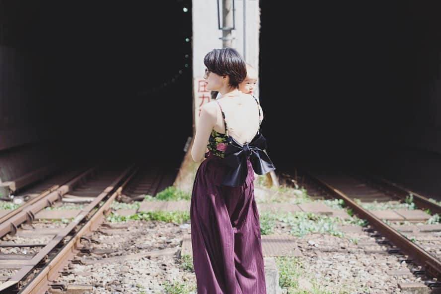 平山奈美のインスタグラム：「電車がすきになるのかな🧑🏻🐒 . #親子 #ママ #息子 #男の子ママ #男の子ベビー #7ヶ月 #電車 #線路 #秋 #ショートヘア #ハンサムショート #オフショット #カメラ目線 #赤ちゃんのいる暮らし」