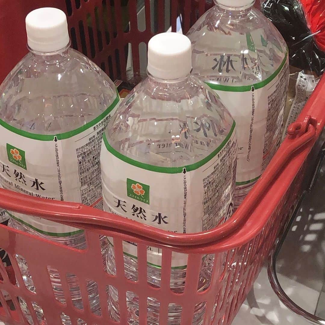 のインスタグラム：「スーパー台風が近づいてます  皆さんもそれぞれにしっかり対策をしてお家に今日帰ってください  青春鉄道のイベントが中止となってしまって残念ではありますが命あっての、安全第一でのスタッフさんの判断を尊重していただけるとありがたいです。  1 お風呂の水は満タンにしておくこと 2 万が一のことに備えてニ日から三日間の食事は最低限用意しておくこと 3 窓のそばで寝ないこと 4 携帯の予備バッテリーなどを用意できる方は用意して常に携帯で情報を共有できるようにしておくこと 5 何か自分の周りで破損するものがあっても決して暴風の中では近づかないこと 以上を守って皆さん台風に備えてください 多少損をしてもしっかり備えをしていくことが大事です。 僕の地元の千葉の友達は言ってました。 ケチって買わなかったものが災害に遭った後あれがあるだけでだいぶ違った。一個のケチが十の不便につながるって #スーパー台風#青春鉄道#千葉の教訓を生かせ#千葉県民#stardustpromotioninc#滝口幸広#タッキー#台風１９号」