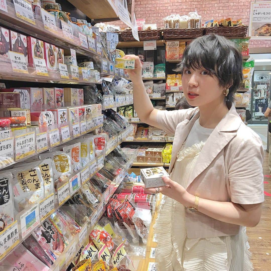 光永さんのインスタグラム写真 - (光永Instagram)「載せそびれてたコーディネート☺️ 雑誌「EATS」で東京駅東エリアロケした日のです。 上品さとパンチをミックスしたコーディネート😚✨ . ジャケット：#7THINGS ワンピース：#mischiefcat パンツ：#CHAOS バッグ：#toneselectgoods  シューズ：#ZARA 時計：#danielwellington . 雑誌に載せきれなかったのもここに◎ 八重洲エリアです、探してみてください♪ さて、台風直前。明日お休みになりましたので本日からしっかり対策準備しております。 皆様、できること全てしましょう！ . . #coordinate #フリルワンピース　#テーラードジャケット#東京駅#東京八重洲地下街 #八重洲　#EATS」10月11日 21時32分 - hinata_official__