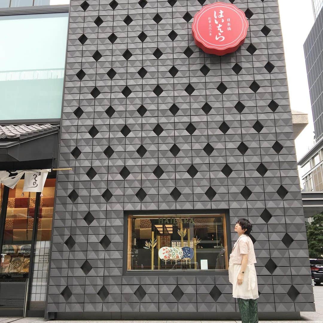 光永さんのインスタグラム写真 - (光永Instagram)「載せそびれてたコーディネート☺️ 雑誌「EATS」で東京駅東エリアロケした日のです。 上品さとパンチをミックスしたコーディネート😚✨ . ジャケット：#7THINGS ワンピース：#mischiefcat パンツ：#CHAOS バッグ：#toneselectgoods  シューズ：#ZARA 時計：#danielwellington . 雑誌に載せきれなかったのもここに◎ 八重洲エリアです、探してみてください♪ さて、台風直前。明日お休みになりましたので本日からしっかり対策準備しております。 皆様、できること全てしましょう！ . . #coordinate #フリルワンピース　#テーラードジャケット#東京駅#東京八重洲地下街 #八重洲　#EATS」10月11日 21時32分 - hinata_official__
