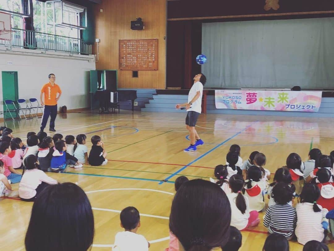 石川直宏さんのインスタグラム写真 - (石川直宏Instagram)「今日は目黒区立げっこうはらこども園にて夢未来プロジェクト👧👦 未就学児向けのプログラムは今回で2回目⚽️。 . なおせんせいです🙋‍♂️ なっとうじゃないよ〜！ ちなみになっとうは嫌いです😆 . そんなやり取りをする納豆嫌いでちょっとサッカー上手い髭おじさんに、子ども達はハグしてくれました✨まあ可愛い💕 . 子ども達と同じ目線で接する事で、お互いの距離がグッと近くなり、自分も童心に帰り、お互い笑顔に😁 . スポーツやサッカーを通じて夢中になって楽しむ姿、試合には負けてしまったコが勝ったコに拍手する姿、悔しいからもう1度チャレンジしたいという姿・・・。 学ばせてもらう事がたくさん！！ 園長先生をはじめ、げっこうはらこども園の皆さん、関係者の皆さん、素敵な時間・機会をありがとうございました😊🤝✨ . #夢未来プロジェクト #オリンピックパラリンピック教育推進事業 #YOKOSOプログラム #石川直宏」10月11日 21時32分 - sgss.18