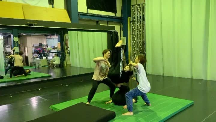 知念紗耶のインスタグラム：「G公演稽古始まりました😋 今日は色々な技のお試しDAY⭐️ みんなで試行錯誤しながら新しいことにたくさん挑戦しました😆 #KAGUYA #G公演　#grockets #アクロバット」