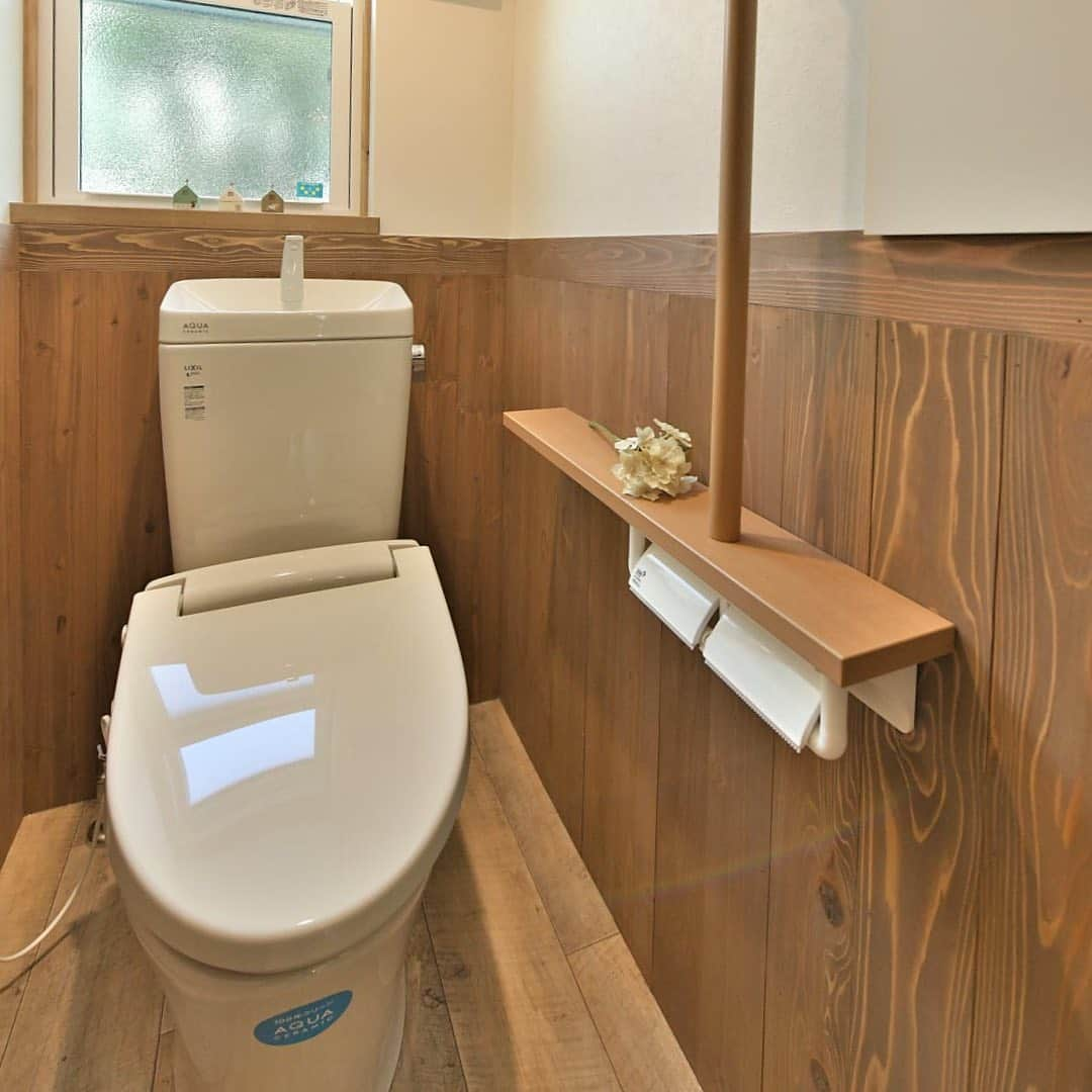 エコーアートさんのインスタグラム写真 - (エコーアートInstagram)「トイレ🚽に、木の腰板張りをしました🏠 本物の木なので、木の香りを楽しみながら、トイレに引きこもれます(笑)😃 ・ --------------- ・ 資料請求 資金計画・土地探しへの勉強会予約 OPEN HOUSEへの参加 イベントのご案内 その他家づくりのご相談 ・ →→→→→→ @echo_art_shiryo ・ ・ もしくはダイレクトメッセージよりお問い合わせください。 ---------------- #トイレインテリア #トイレ #腰板 #カフェスタイル #トイレ収納 #ナチュラルインテリア #浜松 #浜松市工務店 #磐田 #浜松市東区 #浜松市注文住宅 #デザイン住宅 #板張り #階段下トイレ #おしゃれな家 #かわいい家 #夫婦 #子育て #クッションフロア #育児 #子供のいる暮らし #輸入住宅 #注文住宅 #木の家 #工務店 #ナチュラルカントリー #フレンチカントリー #カフェ風インテリア #マイホーム計画 #家づくり」10月11日 21時39分 - echo_art___french_style_home