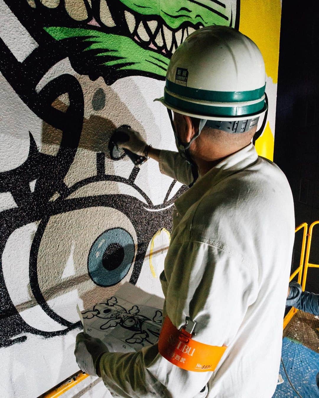エクストララージさんのインスタグラム写真 - (エクストララージInstagram)「Work in Progress “MURAL by D*Face” at SEIBU SHIBUYA #xlarge #xlargejp #dface #シブセイ#ArtmeetsLife —- ロンドンのストリートアーティスト「D*Face( @dface_official )」とコラボレーションを発表。 日本では7年振りとなる展覧会、D*Face「Social DIScontent」を、西武渋谷店( @shibusei_seibu_shibuya )にて開催中。同日より同会場にて、XLARGE×D*Faceコラボレーションコレクションも発売。 --- 来日を記念して、D*Faceのスペシャルアートが渋谷の街に登場。会期中、D*Face本人が数日間かけて西武渋谷店A館壁面にオリジナルアートを完成させ、井の頭通りをアーティスティックに変身させる。」10月11日 21時48分 - xlargejp
