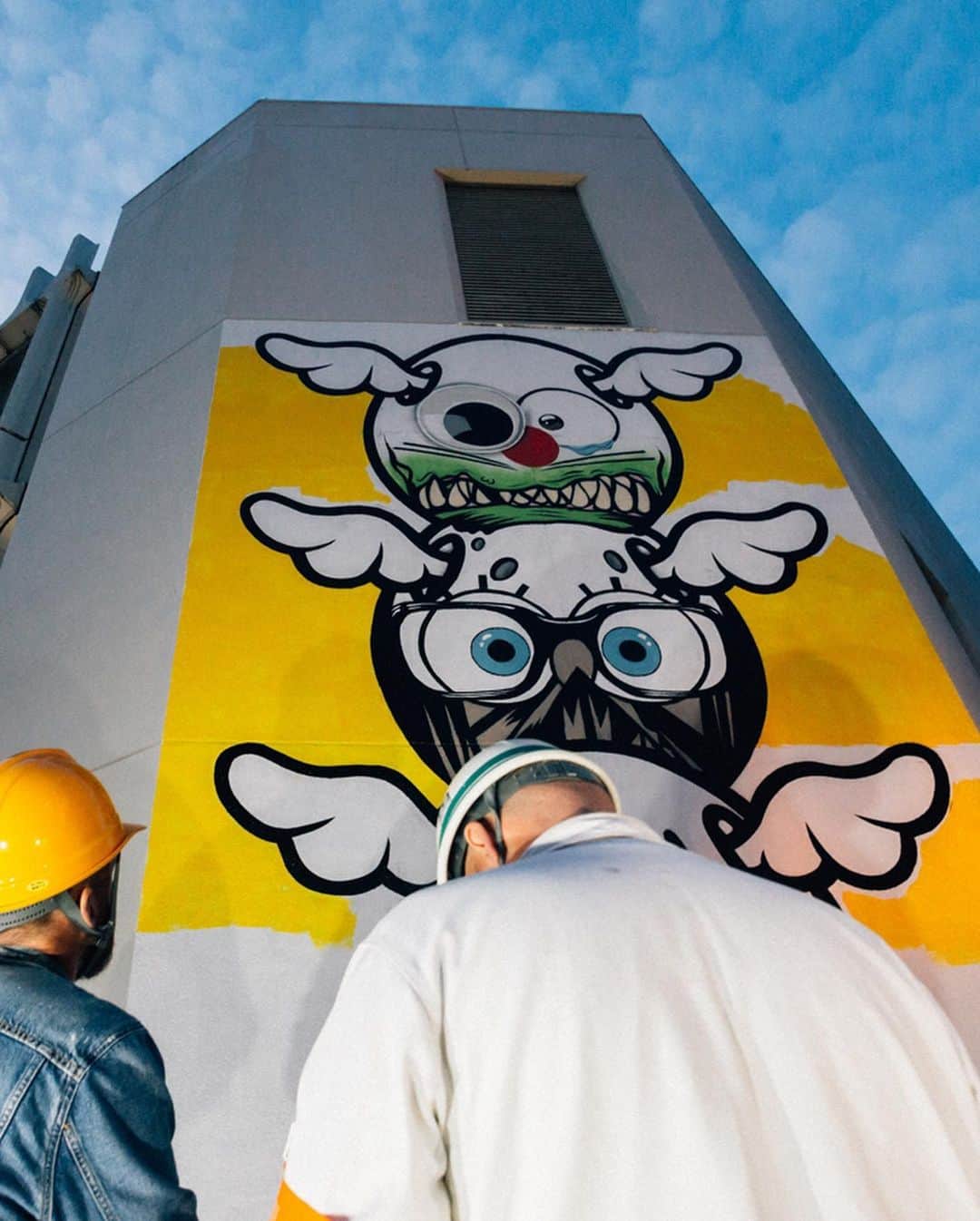 エクストララージさんのインスタグラム写真 - (エクストララージInstagram)「Work in Progress “MURAL by D*Face” at SEIBU SHIBUYA #xlarge #xlargejp #dface #シブセイ#ArtmeetsLife —- ロンドンのストリートアーティスト「D*Face( @dface_official )」とコラボレーションを発表。 日本では7年振りとなる展覧会、D*Face「Social DIScontent」を、西武渋谷店( @shibusei_seibu_shibuya )にて開催中。同日より同会場にて、XLARGE×D*Faceコラボレーションコレクションも発売。 --- 来日を記念して、D*Faceのスペシャルアートが渋谷の街に登場。会期中、D*Face本人が数日間かけて西武渋谷店A館壁面にオリジナルアートを完成させ、井の頭通りをアーティスティックに変身させる。」10月11日 21時48分 - xlargejp