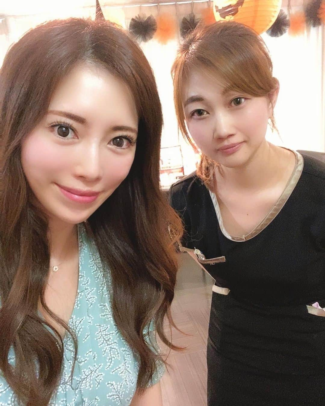 さわいえりさんのインスタグラム写真 - (さわいえりInstagram)「マツエクしてきたよ💕  今回も、かなさん(@kana.1203.m )に 担当して頂きました🥰 (@serina.osakaumeda) (@serina.chayamachi)  最新のマツエク技術 ✨UPwardlash✨ ・ 私も初めて施術して頂いたアップワードラッシュは、 自まつ毛をカールした上に、エクステを付けているの♪ だからビューラーで上げたような、ぱっちり目なんだけど、ナチュラルな仕上がりでお顔が大変盛れます💕笑  こんなマツエク見たことなかった！ 女性らしい華やかでセクシーな目元💜  私は、Cカールの10.11.12㍉  すごく綺麗な目元になるから、 特別なイベントやデートの前にするのもあり👶 私のインスタ見たって言うと10%offになるよ💭  かなさん、今回もありがとうございました❤️ ・ ・ ・ ・ ・ ・ ・ ・ ・ ・ ・ #serina#まつ毛エクステ#まつ毛#まつ毛パーマ#睫毛エクステ#睫毛パーマ#美容#美意識#大阪#美意識高い人と繋がりたい#綺麗になりたい#可愛いは作れる#ぱっちり」10月11日 21時43分 - beauty_eri7