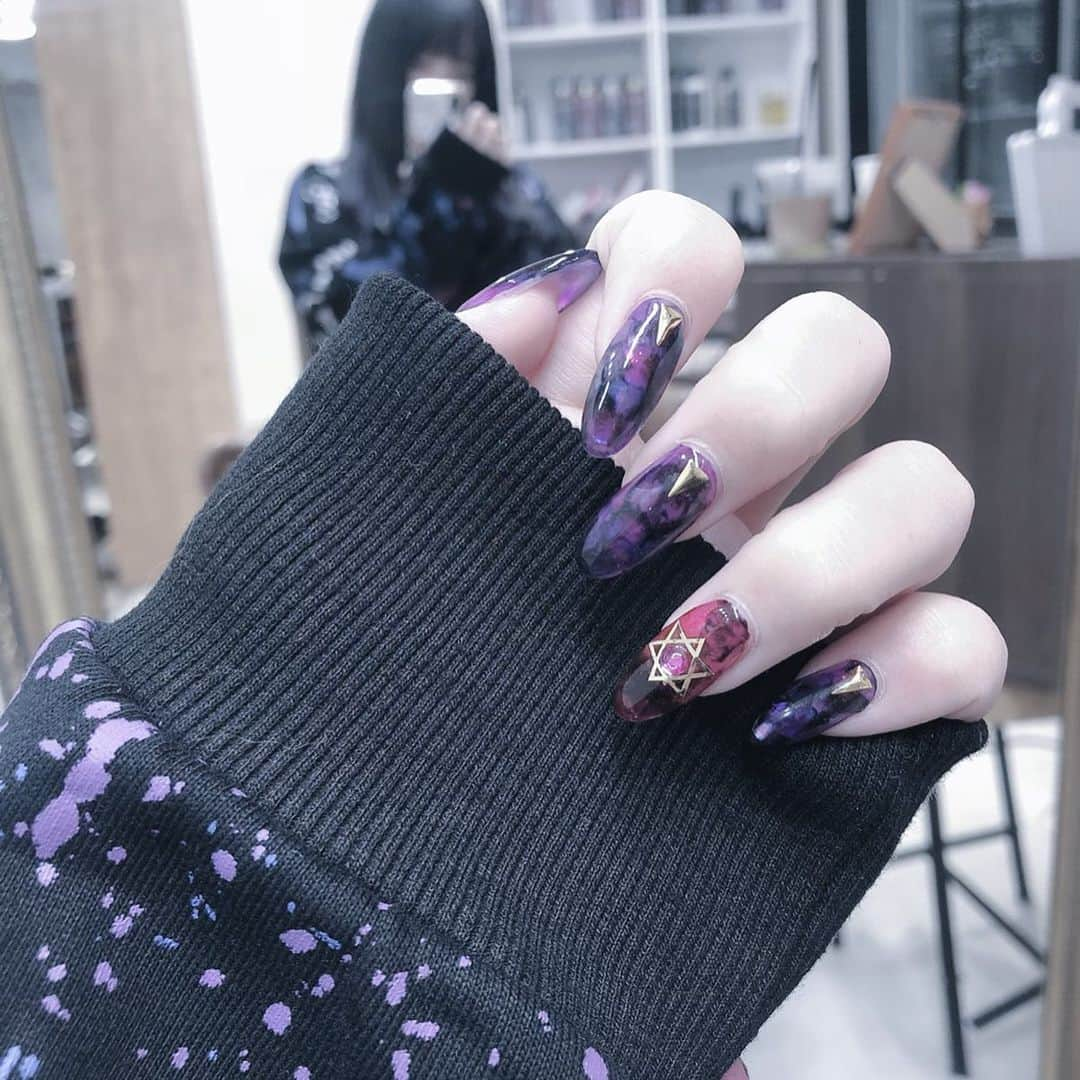 桜井莉菜さんのインスタグラム写真 - (桜井莉菜Instagram)「NEWネイル💅🖤 @ankhcross_nail で新谷店長にやってもらいました✨ 2.3枚目の色が実際の色味だよ🖤 めちゃめちゃ綺麗な色とデザインに一目惚れ🔮 これに合わせて髪変えて来ました🖤🖤🖤 ストーリーに載せたから見てね😎✨ #nail#ネイル#ゴシックネイル#パープル」10月11日 21時44分 - rina__sakurai