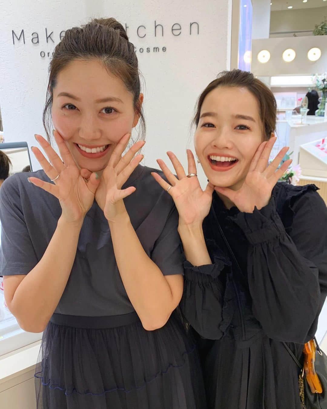 猪鼻ちひろさんのインスタグラム写真 - (猪鼻ちひろInstagram)「💋💋💋 @cosmekitchen @makeupkitchen_official とのコラボインスタライブを見てくださったみなさま、ありがとうございました♡﻿ ﻿ 至らない点も多かったと思うのですが、反省会と会議をして、また第2回目を実現できたらいいなぁと思っていますので、是非ご意見ご要望ご感想をお聞かせいただけたら嬉しいです☺️﻿ ﻿ 改めてアイテムなど紹介させてください💋﻿ ﻿ 質問いっぱいいただいたコーデ、﻿3枚目にタグ付けしました🏷👍🏻﻿ 4枚目のバッグは @toonecosmetics の限定バッグ。ファンデーションとセットなんだけど、このバッグ可愛すぎて普通に使う😚 #ちひろの美容 #ちひろのお洋服」10月11日 21時47分 - inohanachihiro