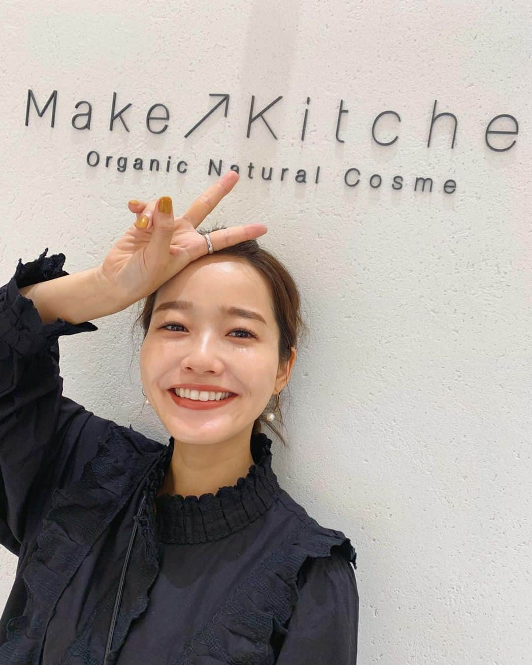 猪鼻ちひろのインスタグラム：「💋💋💋 @cosmekitchen @makeupkitchen_official とのコラボインスタライブを見てくださったみなさま、ありがとうございました♡﻿ ﻿ 至らない点も多かったと思うのですが、反省会と会議をして、また第2回目を実現できたらいいなぁと思っていますので、是非ご意見ご要望ご感想をお聞かせいただけたら嬉しいです☺️﻿ ﻿ 改めてアイテムなど紹介させてください💋﻿ ﻿ 質問いっぱいいただいたコーデ、﻿3枚目にタグ付けしました🏷👍🏻﻿ 4枚目のバッグは @toonecosmetics の限定バッグ。ファンデーションとセットなんだけど、このバッグ可愛すぎて普通に使う😚 #ちひろの美容 #ちひろのお洋服」