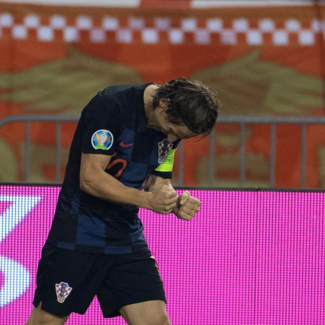 ルカ・モドリッチさんのインスタグラム写真 - (ルカ・モドリッチInstagram)「Great night and important win! 💪🏻🙏🏻 Bravooo Hrvatska! 🇭🇷 Hvala Splite! 👏🏻 #RoadToEuro2020  #IznadSvihHrvatska 🇭🇷」10月11日 21時57分 - lukamodric10