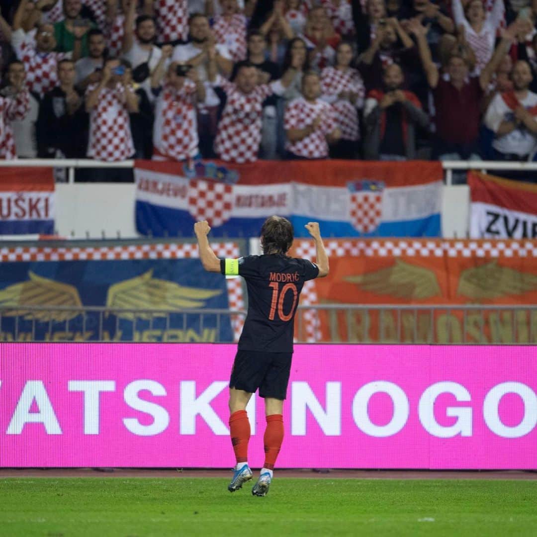 ルカ・モドリッチさんのインスタグラム写真 - (ルカ・モドリッチInstagram)「Great night and important win! 💪🏻🙏🏻 Bravooo Hrvatska! 🇭🇷 Hvala Splite! 👏🏻 #RoadToEuro2020  #IznadSvihHrvatska 🇭🇷」10月11日 21時57分 - lukamodric10