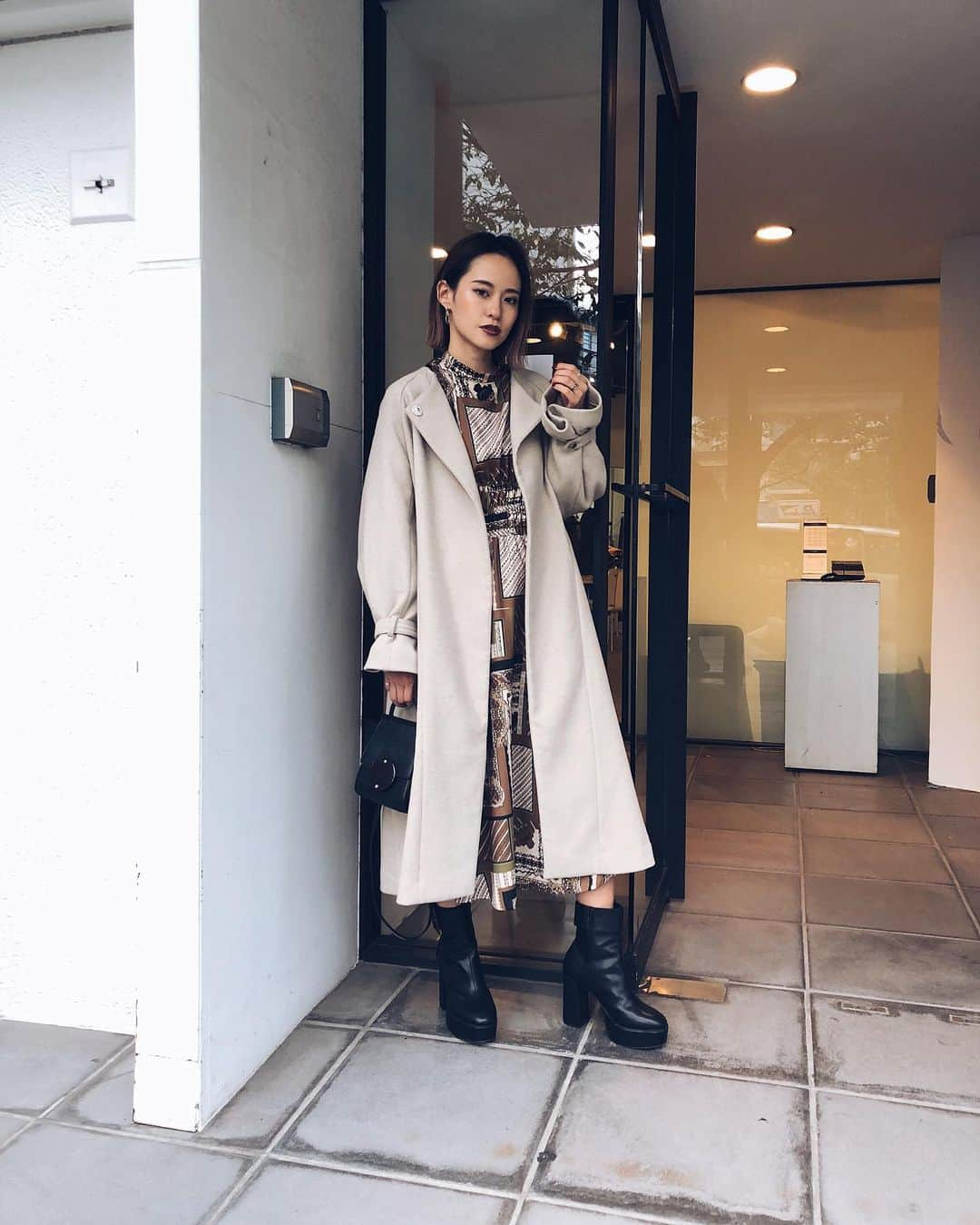 関本香里さんのインスタグラム写真 - (関本香里Instagram)「ㅤㅤㅤ 今季イチオシのアウター #ノーカラーガウンコート  ㅤㅤㅤ muruaらしいレトロ感溢れる #チェーンスカーフワンピース  今なら予約で10%OFFに✨ ㅤㅤㅤ SHOESとBAGも可愛いでしょ💕 全部ランウェイチャンネルに掲載されてます！」10月11日 21時54分 - kaori_sekimoto_