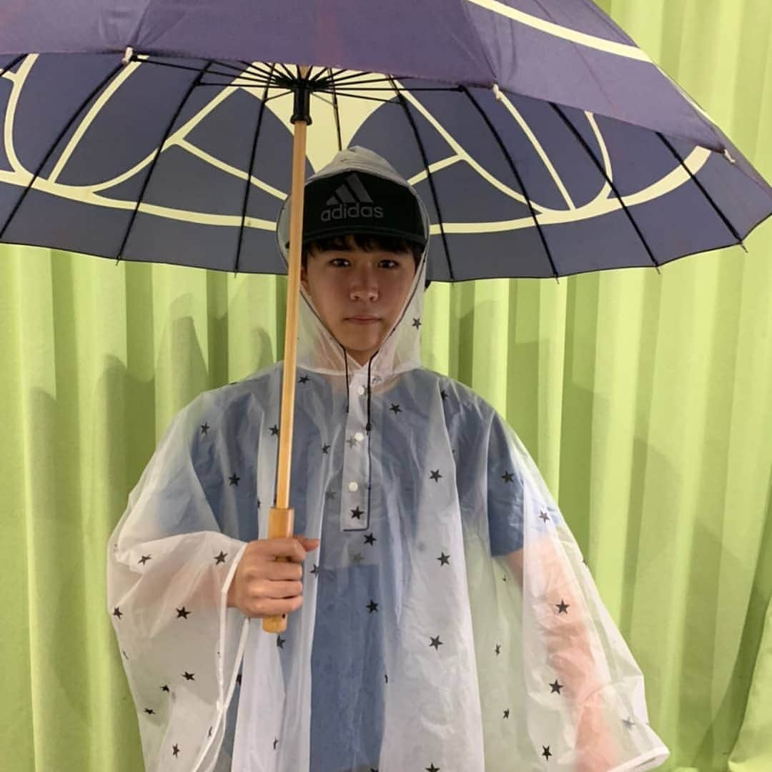 鈴木福さんのインスタグラム写真 - (鈴木福Instagram)「既に僕の住んでいる所も雨が凄いのですが、﻿ 皆さん大丈夫ですか？﻿ ﻿ ﻿ 小児科と整骨院に行ったんですが、﻿ 自転車で走り始めたらドブォァーっと降ってきました…﻿ ﻿ ﻿ 鈴木家は停電対策もできてます！﻿ みなさん一緒にがんばりましょう！﻿ ﻿ ﻿ ﻿ この写真は鈴木福の基本装備です。﻿ ﻿ ﻿ ﻿ #台風#台風19号#鈴木福#僕#雨#風﻿ #すごい#大丈夫#小児科#整骨院#自転車﻿ #ドブォァー#鈴木家#停電#対策#停電対策﻿ #一緒#がんばろう#雨の日の基本装備﻿ ﻿」10月11日 21時59分 - s_fuku_te