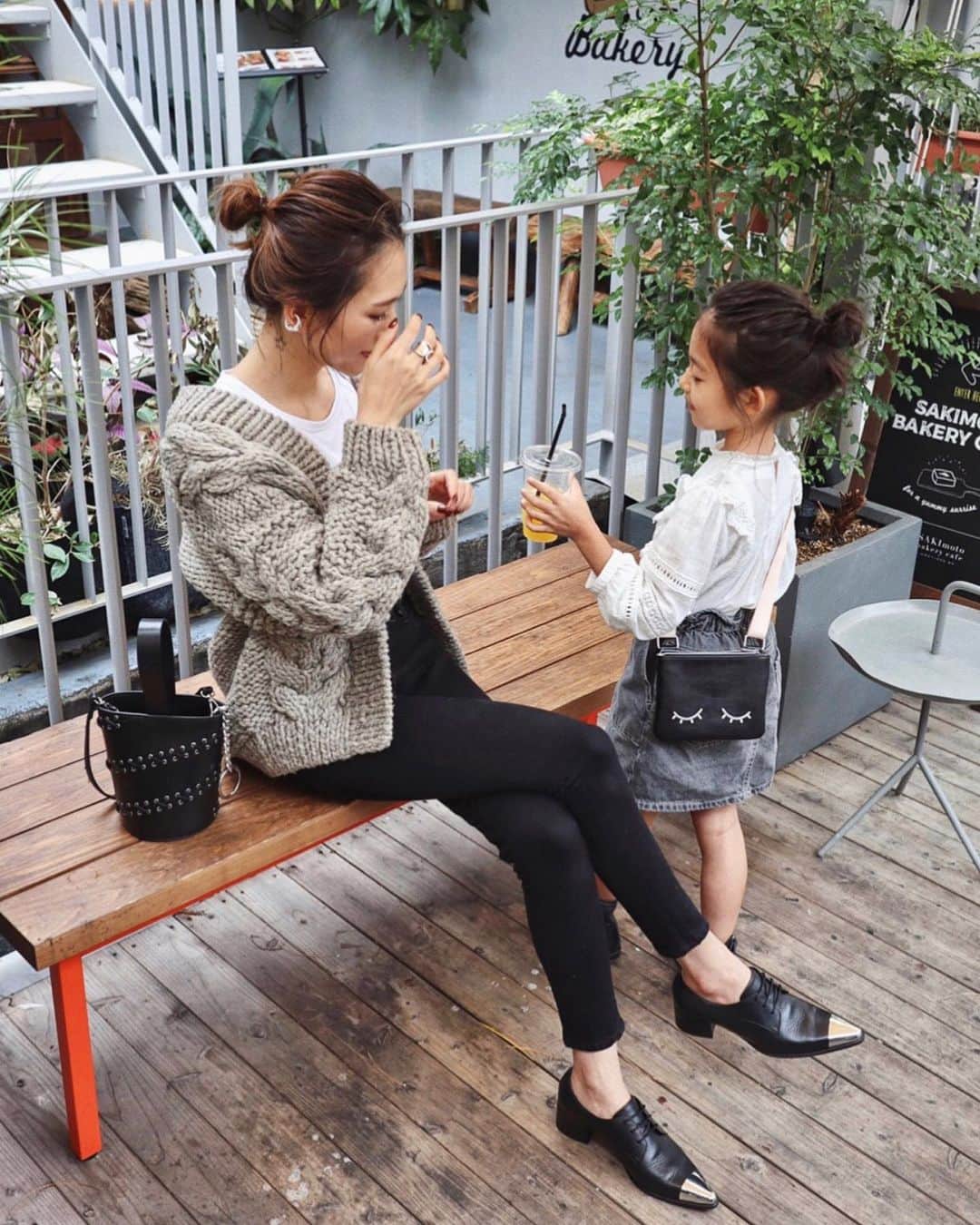 miheeさんのインスタグラム写真 - (miheeInstagram)「ootd ㅤ ㅤ 👧とでーと♥ ㅤ ㅤ @landwards_ec で見つけた すべて手編みで作られている ざっくりとしたケーブル編みニットを🧶。 ㅤ ㅤ お気に入りのカーディガン😍💛✍︎ ㅤ ㅤ cardigan : #audreyandjohnwad  #landwards #ランドワーズ #ざっくりニット #コーディネート  @audreyandjohnwad  ㅤ ㅤ」10月11日 22時00分 - __mihi__