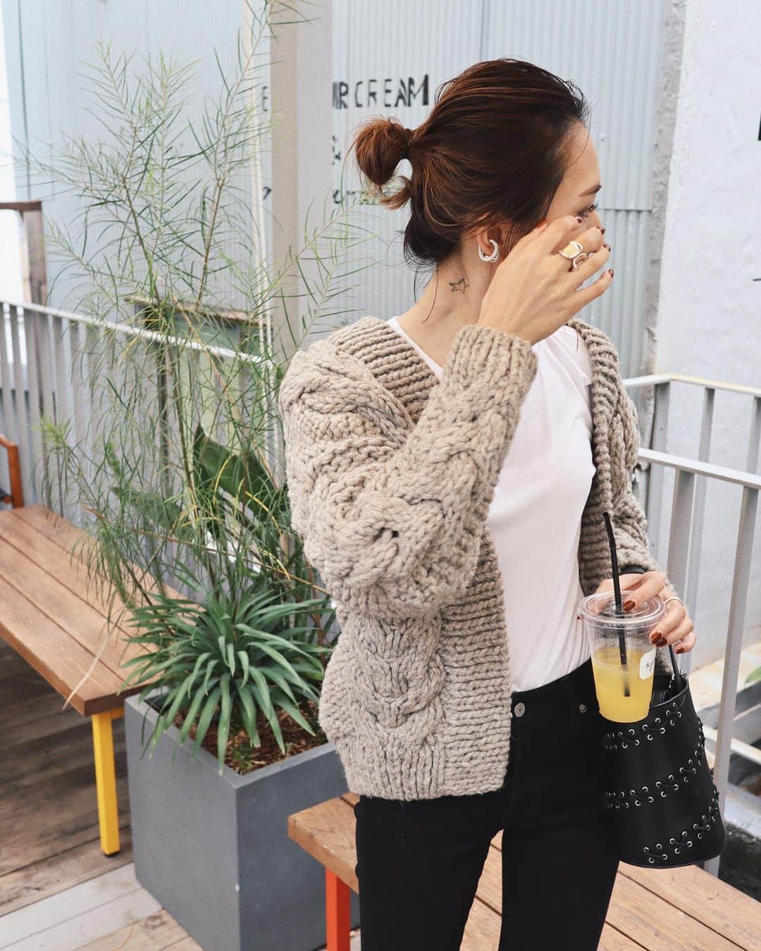 miheeさんのインスタグラム写真 - (miheeInstagram)「ootd ㅤ ㅤ 👧とでーと♥ ㅤ ㅤ @landwards_ec で見つけた すべて手編みで作られている ざっくりとしたケーブル編みニットを🧶。 ㅤ ㅤ お気に入りのカーディガン😍💛✍︎ ㅤ ㅤ cardigan : #audreyandjohnwad  #landwards #ランドワーズ #ざっくりニット #コーディネート  @audreyandjohnwad  ㅤ ㅤ」10月11日 22時00分 - __mihi__