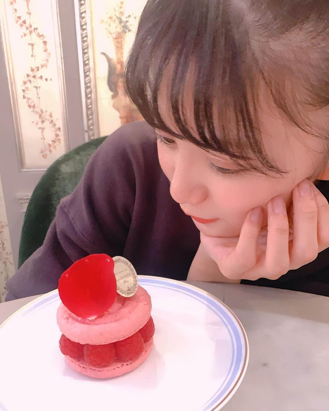 星名美怜さんのインスタグラム写真 - (星名美怜Instagram)「♥♥♥ ㅤㅤㅤ .﻿ ㅤㅤㅤ 🍰❤️﻿ ㅤㅤㅤ ﻿ ㅤㅤㅤ #ladureecafe に行ったのー♥﻿ ﻿ ㅤㅤㅤ もう何から何まで可愛すぎて…♥﻿ .﻿ ㅤㅤㅤ #mireinsta ㅤㅤㅤ ㅤㅤㅤ #ラデュレカフェ #ラデュレ銀座 #laduree #銀座カフェㅤㅤㅤ #星名美怜 ㅤㅤㅤ」10月11日 22時01分 - hoshina_mirei_official