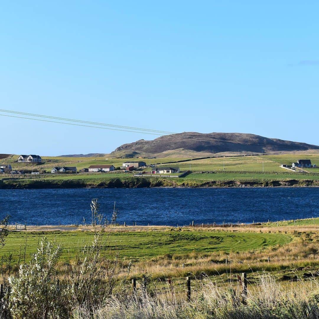 のインスタグラム：「Shetland photography 📸 Peaceful landscape  The weather turns these colours. * 静かな風景。 今回のお気に入りショットをいくつか並べています。 天気によって色が変わる。どんな色もステキだから、雨だってくもりだってにくめない…  #shetlandwoolweek #shetlandwoolweek2019 #shetland #shetlandsheep #shetlandwool #shetlandlandscape  #shetlandphotography  #shetlandlife」