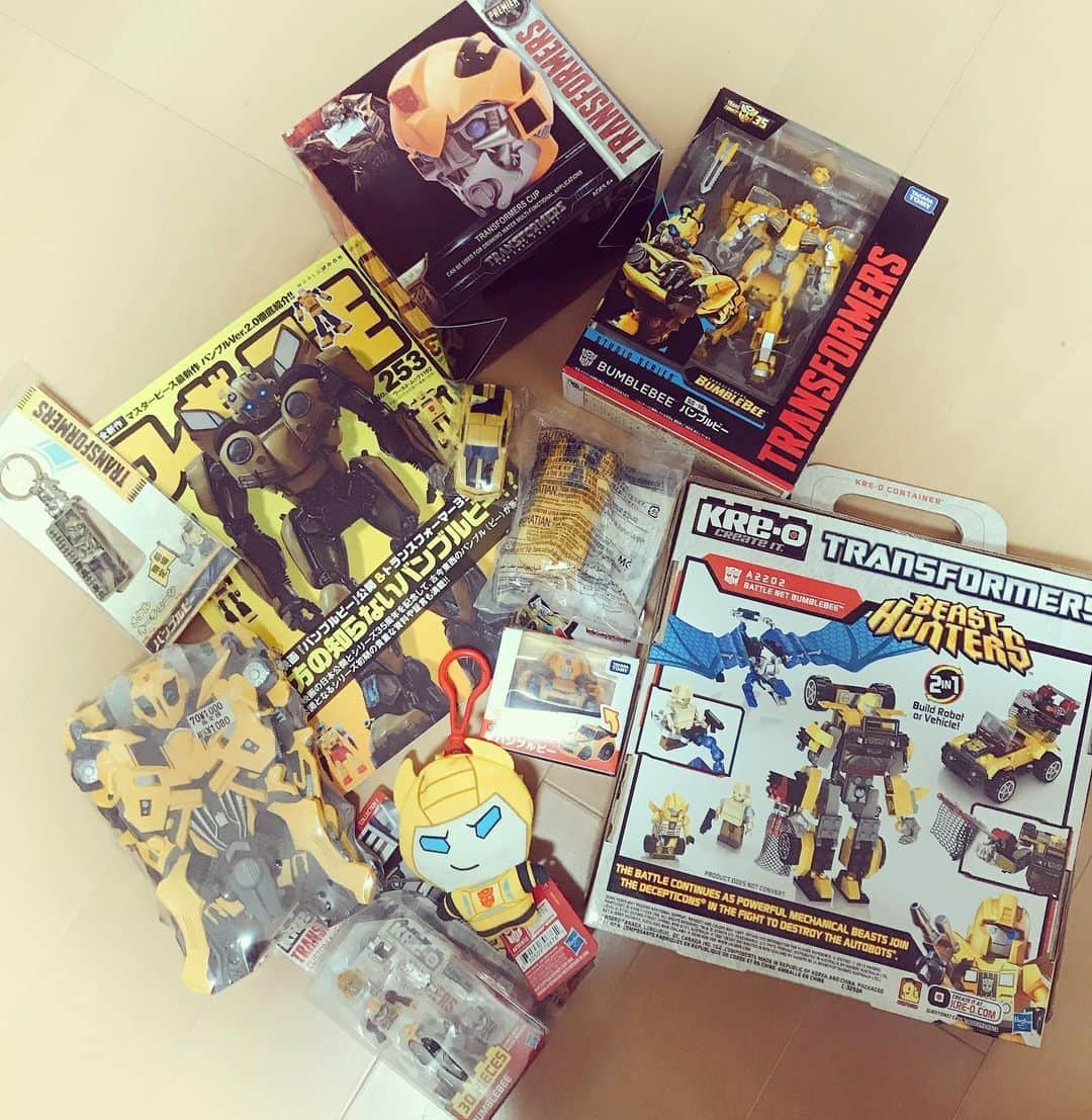 夏日凜子さんのインスタグラム写真 - (夏日凜子Instagram)「バンブルビーだいすきだよ🐝⋆゜ ・ ・  I love BUMBLEBEE💕💕💕 ・ ・ ・ #トランスフォーマー  #バンブルビー #バンブル #トランスフォーマー大好き  #BUMBLEBEE #transformers #toy #収集 #おもちゃ #玩具 #かわいい #Yellow #プラモデル #プラモデル女子 #プラモ声優 #プラモデル好き #変形  #フィギュア王 #フィギュア #kawaii #japan」10月11日 22時04分 - natsuhi818