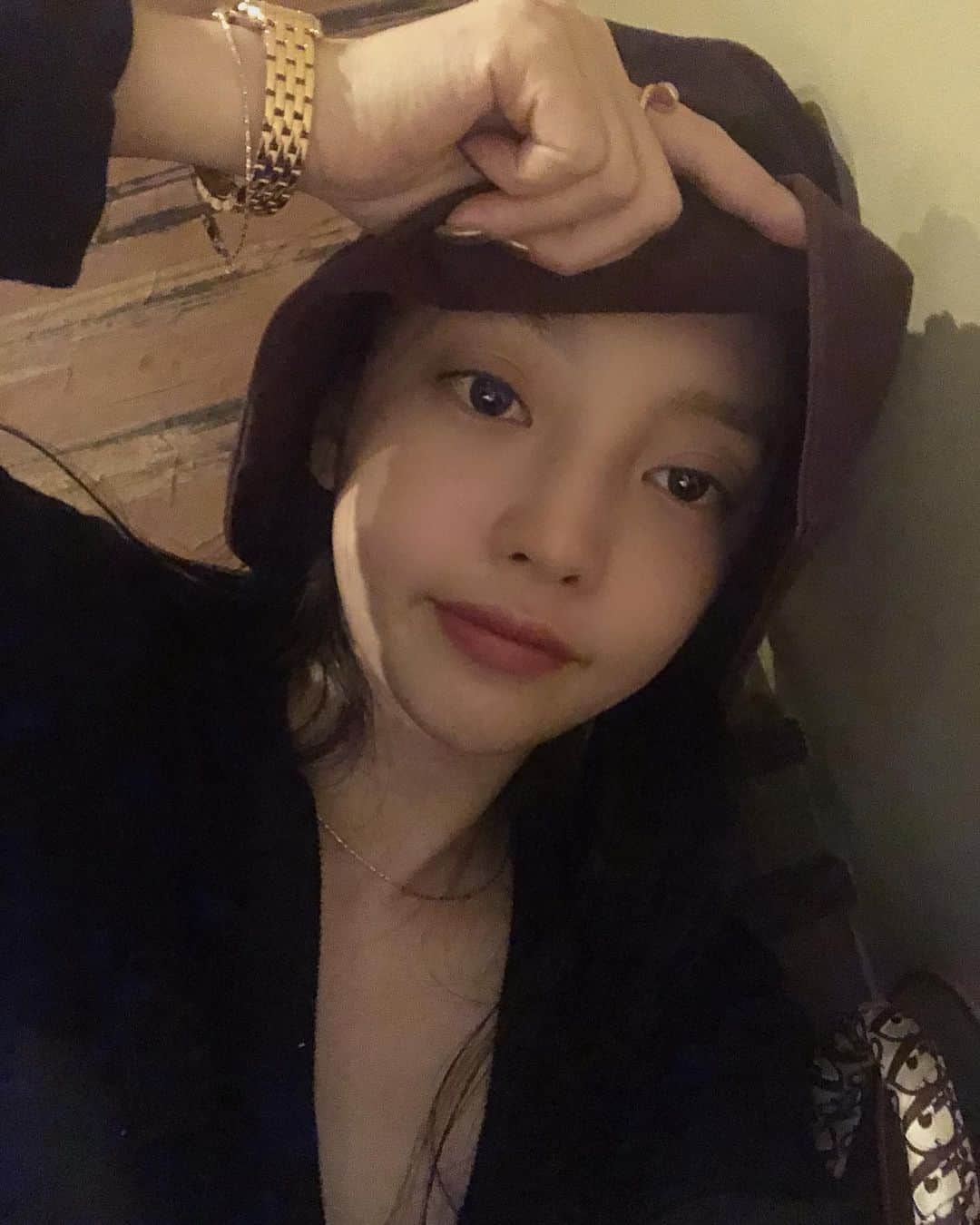 ク・ハラのインスタグラム：「피곤하당  오늘 하루도👌👋🤘💤🙏」