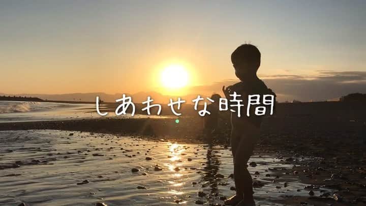 齋藤美波のインスタグラム：「🌪🌀⚡️ 来てますね...19号。 ・ 今日仕事帰ってきてから 台風に備えて色々対策して 今に至ります🥺 これでいいのか不安ですが。笑 周りがあまりにも騒いでるから 流石にビビってきたな😀 そんなにやばいの？💦 こんだけ対策してなんだったの？ ってくらい呆気なく過ぎてくれたら 嬉しいのにな、、、。 本当に大きな被害も何事もなく 過ぎ去ってくれますように🙏🏾 ただただその願いだけ。 ・ 一昨日のsunsetが恋しい♥️ こんな日はお尻〜ず👶🏻👦🏻 癒されて下さい🍑 ・ 「何気ない普通な日常が 一番幸せってこと」 ・ ・ #台風#記録的な豪雨#記録的な暴風#台風19号#台風対策#子供のいる生活#海のある生活#太陽#サンセット#普通が一番の幸せ #日常の幸せ#男の子兄弟#2歳差#男の子育児#男の子ママ#湘南#ビーチサンセット #sunset#beach#brother#boys#happy#family#typhoon#shonan#」