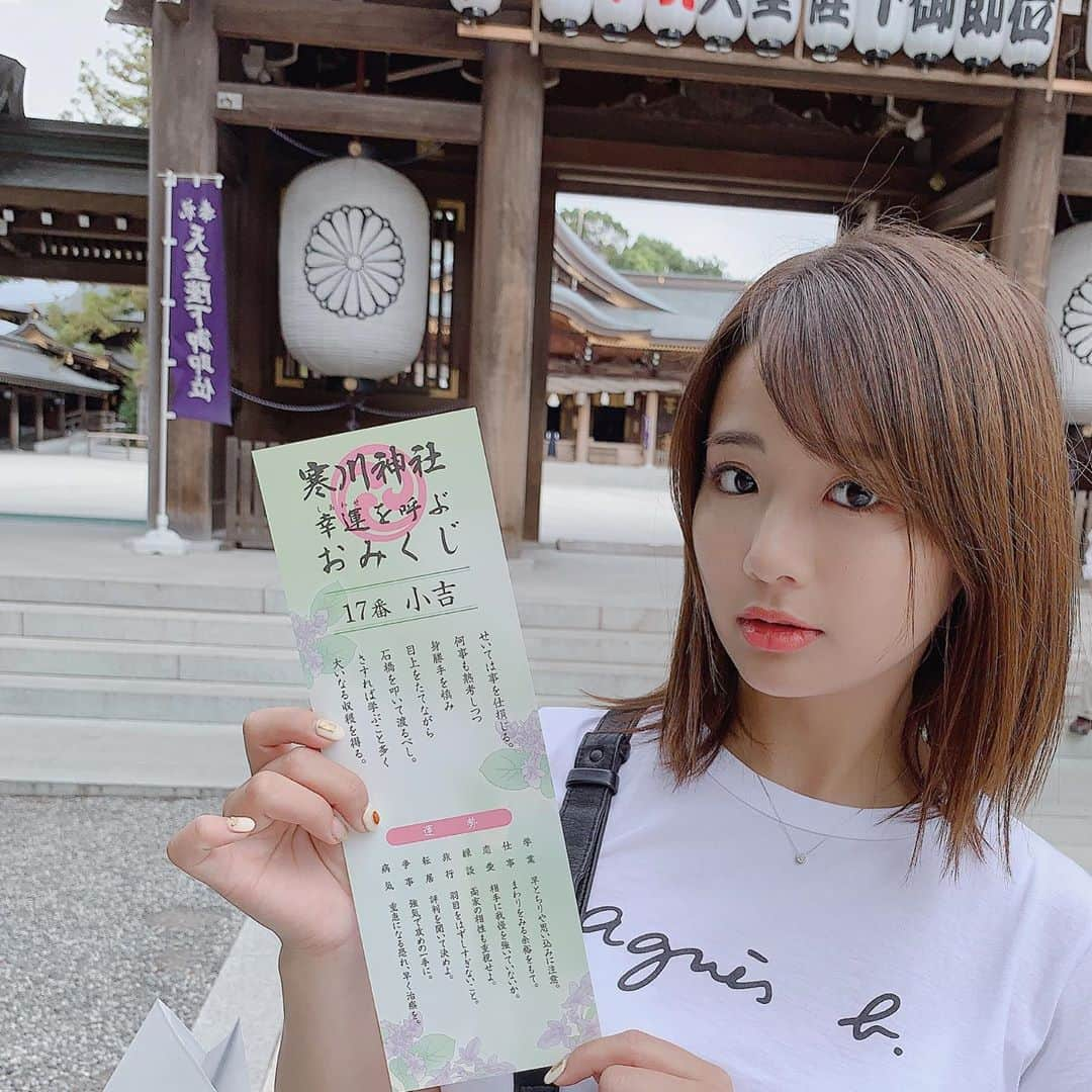 平嶋夏海さんのインスタグラム写真 - (平嶋夏海Instagram)「先日、寒川神社に御祈祷してきました その時の写真はちょこちょこ更新しますね😚 幸運を呼ぶおみくじを引きました 小吉でした 普段風景を撮ることはあまりないのですが、空気がとても綺麗でついたくさん写真を撮ってしまいました☺️ #寒川神社 #御祈祷」10月11日 22時08分 - natsuminsta528