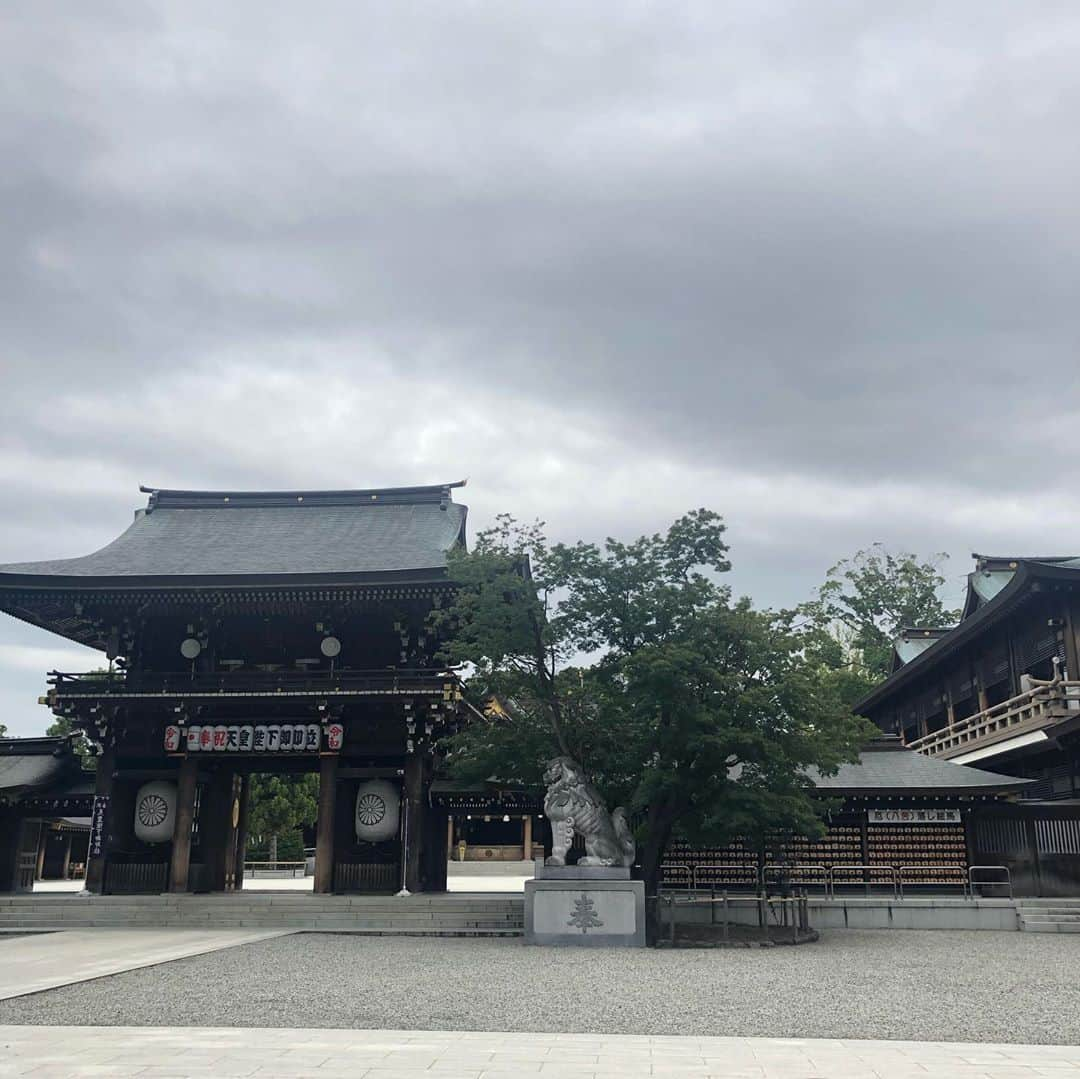 平嶋夏海さんのインスタグラム写真 - (平嶋夏海Instagram)「先日、寒川神社に御祈祷してきました その時の写真はちょこちょこ更新しますね😚 幸運を呼ぶおみくじを引きました 小吉でした 普段風景を撮ることはあまりないのですが、空気がとても綺麗でついたくさん写真を撮ってしまいました☺️ #寒川神社 #御祈祷」10月11日 22時08分 - natsuminsta528