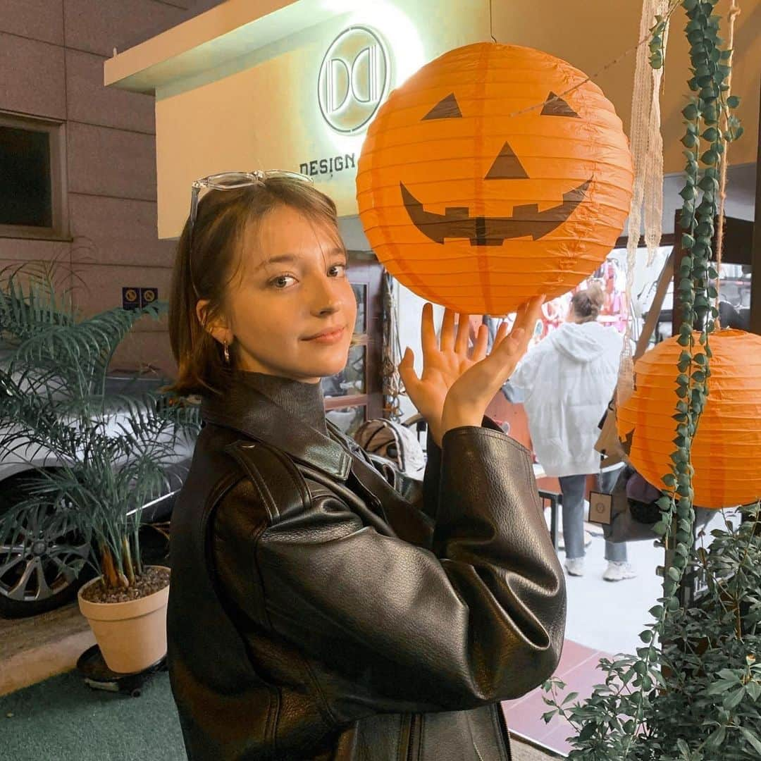 アンジェリーナ・ダニロヴァさんのインスタグラム写真 - (アンジェリーナ・ダニロヴァInstagram)「before this whole pumpkin construction fell down. 사진을 찍을 줄 모르는 척.」10月11日 22時09分 - angelinadanilova