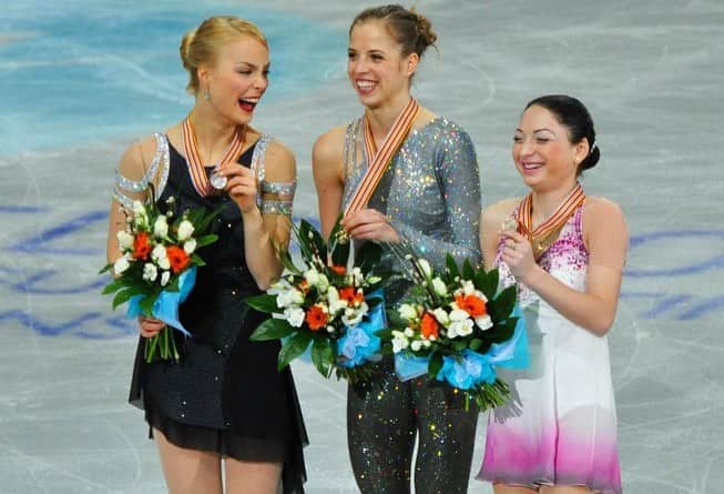 エレーネ・ゲデヴァニシヴィリのインスタグラム：「Lill throwback of me and @kiira_korpi 💕.. us then, and now 🙌🏻 . . . . . . . . .  #europe #ユーリonice #podium #👅 #figureskating #kiirakorpi #carolinakostner #ellegede #NYC #fitness #body #graffskates #edeaskates #johnwilsonblades #elenegedevanishvili #ice #girls」