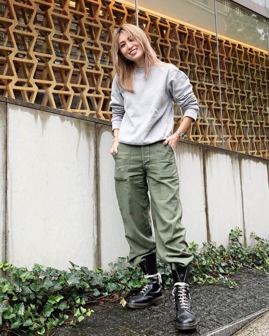 のインスタグラム：「#ootd チャンピオンはUSA製の12.5ozが1番好き、ごわっとしてるしアームの感じも好き🙌✨ ゆるっとしたバランスをシューレースで引き締めるスタイルとても好き♡ #champion #madeinusa #heavyweight #sweatshirt #pants #military #styling #drmartens #drmartensstyle #mensfashion #vintage #ericore」