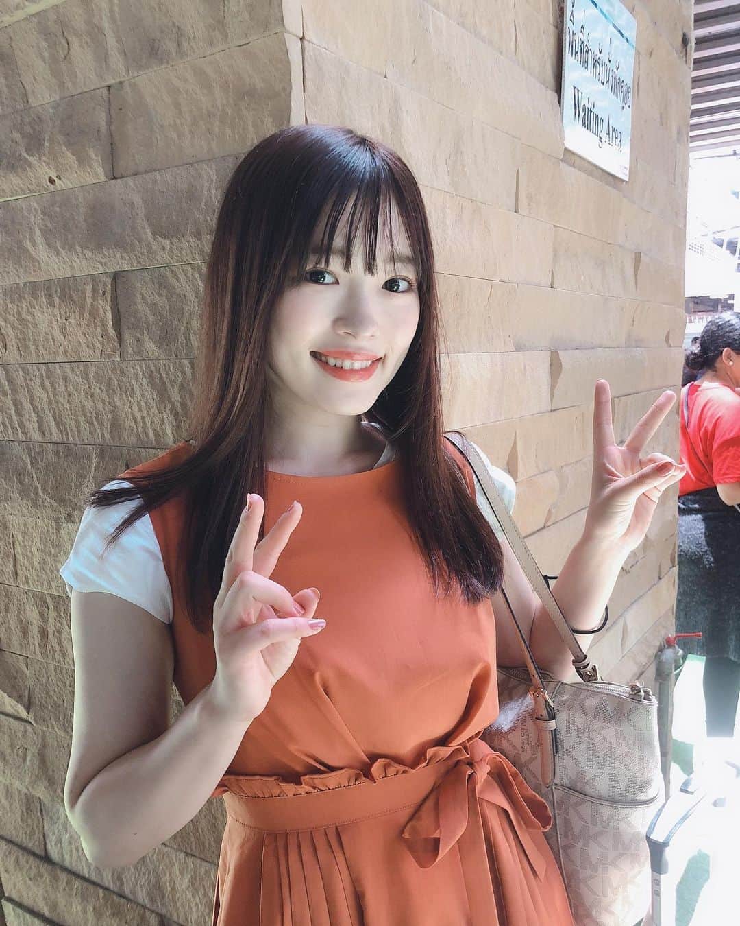 のインスタグラム：「. . 1枚目はタイに着いた時 2枚目は日本から飛行機に乗る時 3枚目はトランジェット時 . . 空港でサングラスをかける必要はあったのだろうか、、笑 . . 皆さん台風、ご無事で、、、🙏🙏 . #thailand #thai #travel#phuket  #trip #女子旅 #旅 #旅行 #タイ #タイ旅行 #プーケット旅行 #前髪ぱっつん #ぱっつん前髪 #ヘアメイク #海外ファッション #ストレートヘア #マネ亀 #マネ亀投資部」