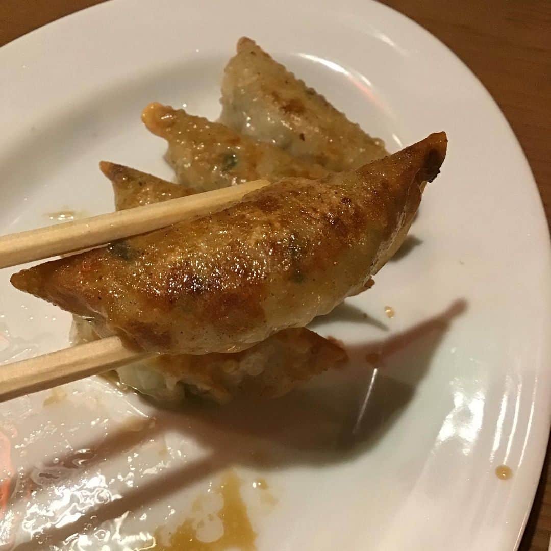 柴田淳さんのインスタグラム写真 - (柴田淳Instagram)「餃子です。 焼→水→焼→水 #一人でとにかく食べます 水餃子はレンゲに乗せて、スープに浸して食べます。 #安兵衛」10月11日 22時30分 - shibatajun_official
