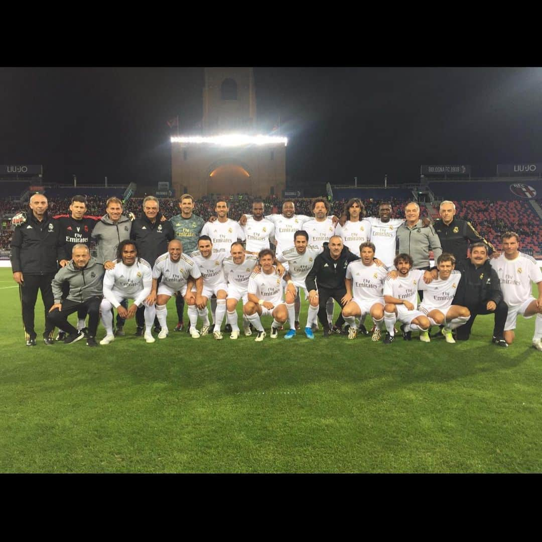 アルバノ・ビサーリのインスタグラム：「Gracias al @realmadrid Y al @officialbolognafc por invitarme a esta maravillosa fiesta. Reencontrarme con tantos ex compañeros mi ha llenado de alegria. Un grupo de muy buena gente el de los veteranos. Grazie al público di @officialbolognafc per la accoglienza.」