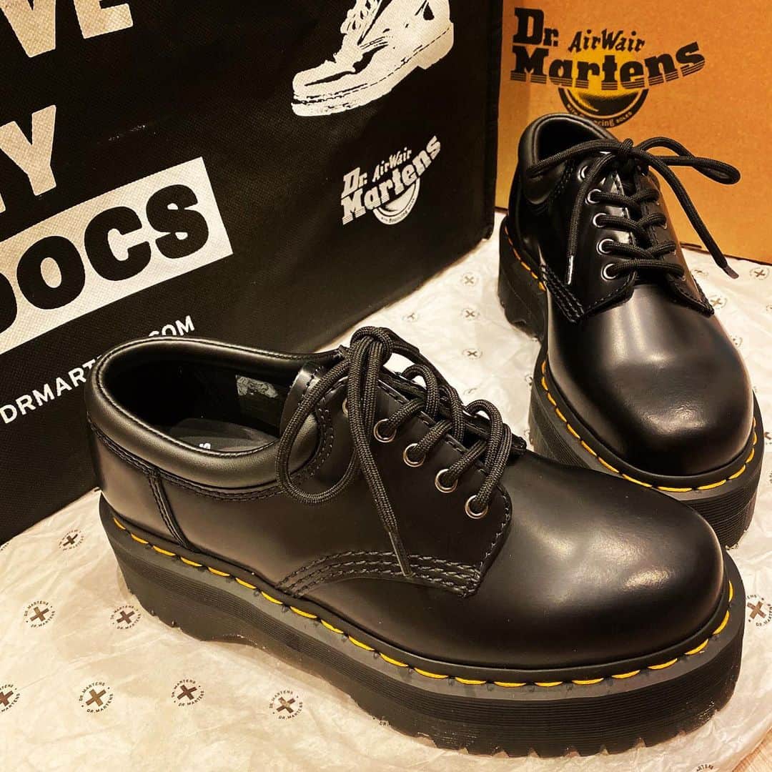根岸愛のインスタグラム：「新しいお靴買いました👞 サイズはUK5です👣 早く履きたいです🥳 マーチンのバッグも可愛いよねぇ いつか買おう👜 #drmartens #shoes #autumn #fashion #ドクターマーチン #靴」