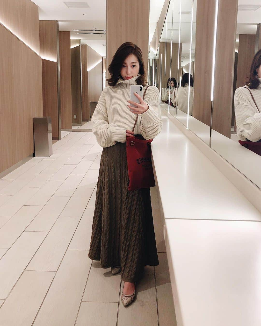 冨張愛さんのインスタグラム写真 - (冨張愛Instagram)「ootd♡ 絶妙な色のベージュと丈感が合わせやすくて登場回数多めのタートルに やわらかくてずっと着ていたくなるニットスカート☺︎ titivateのお洋服ってデザインが可愛いのはもちろんだけど 本当に着心地が良くて大好き💓 * knit & skirt ... #titivate @titivatejp  #instagood #coordinate #ootd #outfit #fashion #instafashion #titivatestyle #meg_ootd #코디네이트 #패션 #카메라 #157cmコーデ #コーディネート #コーデ #ファッション #今日のコーデ #ティティベイト #ざっくりニット #ボリュームニット #ケーブルニットフレアスカート #タートルネックニット #ニット #秋コーデ」10月11日 22時35分 - megumitomihari