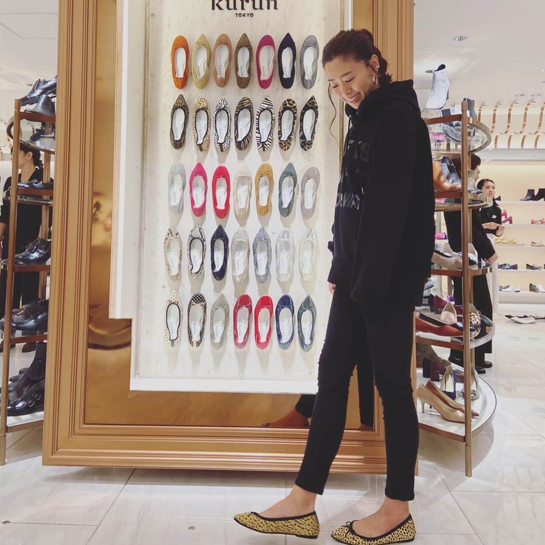 野沢和香さんのインスタグラム写真 - (野沢和香Instagram)「今日は台風前に色々とメンテナンスや用事を済ませに🏃‍♀️ 伊勢丹へ行ったので、気になってた靴を見てきました。  この靴めちゃくちゃ楽なの😳！ @kurun_official  日本の職人さんが1足づつ手作りで創ってる超軽量&フカフカソール⤴︎でフラットなのにビックリするほど歩きやすい。 これは旅にも便利⤴︎ 15日まで2階でPop up ストアやってるみたいなので是非　#kurunTOKYO checkしてみてください🙋‍♀️ 明日は台風で伊勢丹もお休みみたいですね〜👀 スーパーには何もないし😳、 帰りにコンビニに寄ったらお友達も買い出しに来ていたよ😳  皆様、気をつけてお過ごしくださいませ🙏」10月11日 22時42分 - wakanozawa