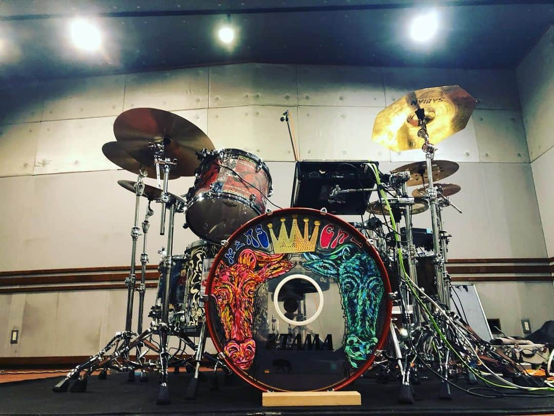 勢喜遊さんのインスタグラム写真 - (勢喜遊Instagram)「新しい相棒の紹介をします。 太鼓はTAMAのSTAR Walnut Bass 24×17 Tom 13×11 Floor Tom 16×16、18×16 1Tom2Floorの王道ロックな構成で作っていただきました。 元々TAMAは太鼓はもちろん、ハードウェア類は特に使いやすくて耐久性もバッチリで好きでした。 愛知にあるTAMAの工場に伺った際、STAR Maple、Bubinga、Walnutの22インチのセットをそれぞれ試奏させていただきましたが、Walnutのファット且つ弾力のあるしなやかなローミドルが気に入り、オーダーさせていただく流れになりました。  そしてそんなSTAR WalnutをDWS(@dwsjapan )で渋く眩くヨゴしてもらいました。 マジで気に入ってる！！！ バスドラにはゆかりのある人物やKing Gnuとミレパの曲名の当て字やら歌詞やら俺の個人的な推しやらコータめんの個人的な思想等、千社札にしてくちゃくちゃに貼りまくってあって末永く楽しめそう。 身内にしか伝わらないであろう当て字とか青春っぽくて感動。  コータめん&かおるっちありがとう！ そしてエンドーサーの立場でありながら、ここまでのペイントを施すことを許していただいたTAMA(@official_tama_drums_japan )の深い懐に全身全霊の感謝を捧げます。  10/14からのツアー、このシブくてマブい相棒と駆け巡るんで、どうかよろしく。」10月11日 22時42分 - hiibaasan_jamesbrown_sokkuri