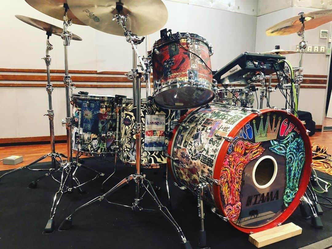 勢喜遊のインスタグラム：「新しい相棒の紹介をします。 太鼓はTAMAのSTAR Walnut Bass 24×17 Tom 13×11 Floor Tom 16×16、18×16 1Tom2Floorの王道ロックな構成で作っていただきました。 元々TAMAは太鼓はもちろん、ハードウェア類は特に使いやすくて耐久性もバッチリで好きでした。 愛知にあるTAMAの工場に伺った際、STAR Maple、Bubinga、Walnutの22インチのセットをそれぞれ試奏させていただきましたが、Walnutのファット且つ弾力のあるしなやかなローミドルが気に入り、オーダーさせていただく流れになりました。  そしてそんなSTAR WalnutをDWS(@dwsjapan )で渋く眩くヨゴしてもらいました。 マジで気に入ってる！！！ バスドラにはゆかりのある人物やKing Gnuとミレパの曲名の当て字やら歌詞やら俺の個人的な推しやらコータめんの個人的な思想等、千社札にしてくちゃくちゃに貼りまくってあって末永く楽しめそう。 身内にしか伝わらないであろう当て字とか青春っぽくて感動。  コータめん&かおるっちありがとう！ そしてエンドーサーの立場でありながら、ここまでのペイントを施すことを許していただいたTAMA(@official_tama_drums_japan )の深い懐に全身全霊の感謝を捧げます。  10/14からのツアー、このシブくてマブい相棒と駆け巡るんで、どうかよろしく。」