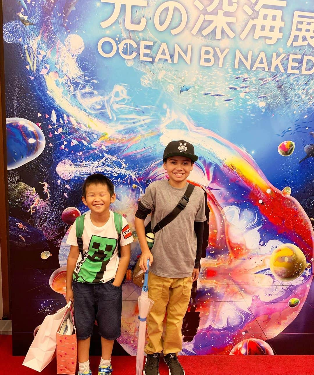 坂倉アコさんのインスタグラム写真 - (坂倉アコInstagram)「We are in the deep ocean🐠  横浜で行われている、光の深海展 - Ocean by Naked-に息子達と遊びに行って来ました✨色々な仕掛けがあって、息子たちも大喜び😊親子で楽しめる空間🙌﻿ It was very cool and so much fun!!!!!﻿ Thank you @oggyogubone 💫💫💫 ﻿ ﻿ #アソビル #oceanbynaked #光の深海展 ﻿ #family #fun #goodtimes #yokohama #kids #funday」10月11日 22時45分 - akosakakura