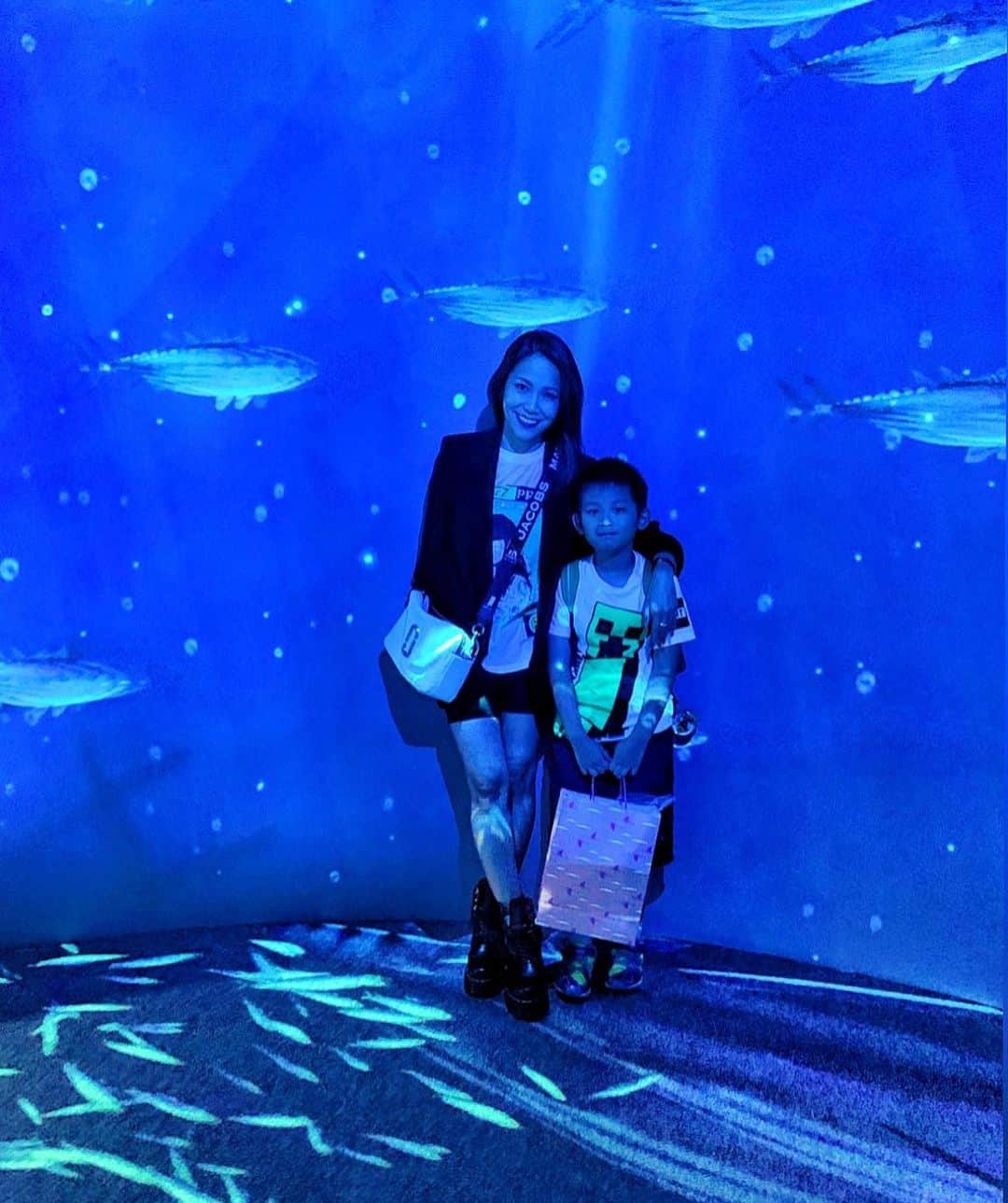 坂倉アコのインスタグラム：「We are in the deep ocean🐠  横浜で行われている、光の深海展 - Ocean by Naked-に息子達と遊びに行って来ました✨色々な仕掛けがあって、息子たちも大喜び😊親子で楽しめる空間🙌﻿ It was very cool and so much fun!!!!!﻿ Thank you @oggyogubone 💫💫💫 ﻿ ﻿ #アソビル #oceanbynaked #光の深海展 ﻿ #family #fun #goodtimes #yokohama #kids #funday」