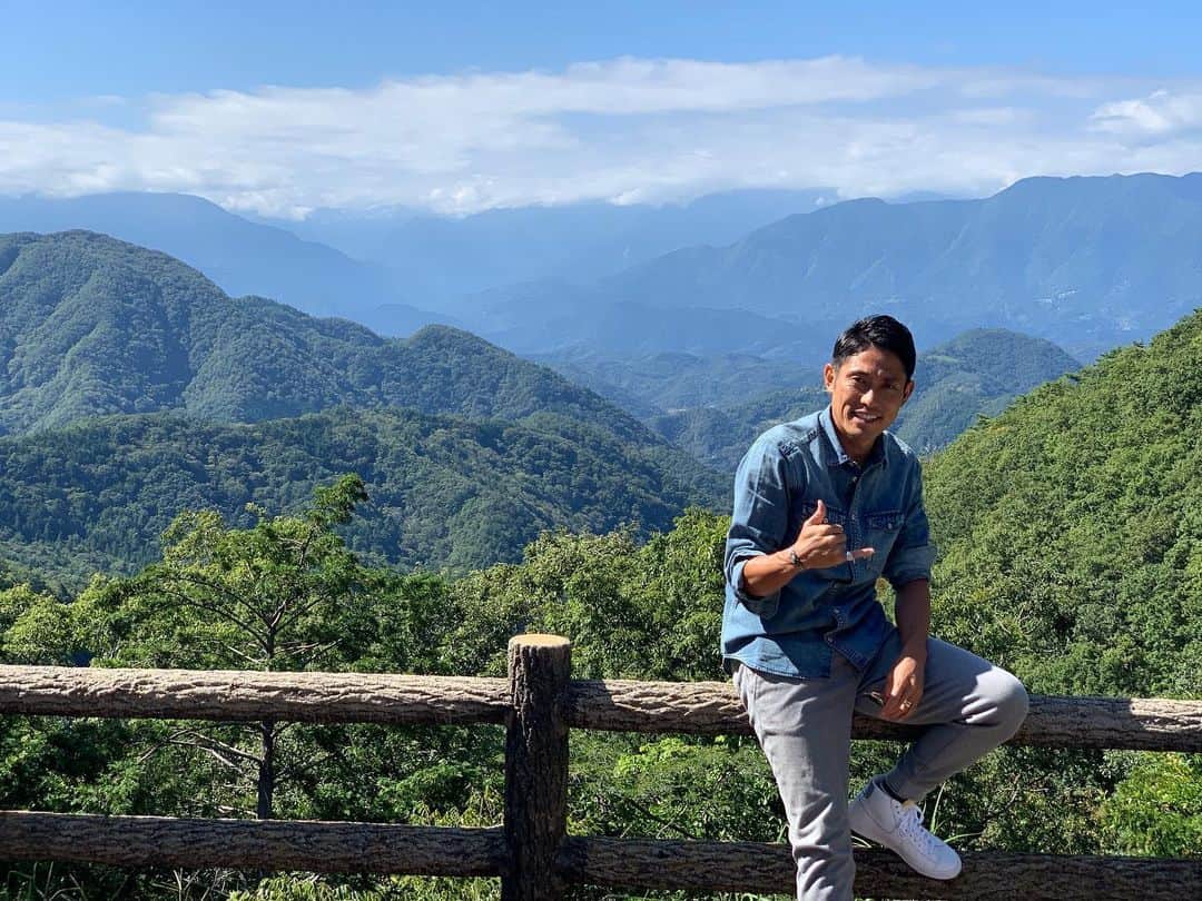 のインスタグラム：「絶景‼︎‼︎‼︎ 南アルプスの一部の山々が一望できるポイント👍👍👍 今度は紅葉のシーズンに行ってみたい😆  #山梨への旅  #ドライブ  #旅  #南アルプス  #山梨  #長野  #静岡  #山脈  #絶景 #展望台 #紅葉  #森脇家の休日  #時差スタグラム 📸📸📸」