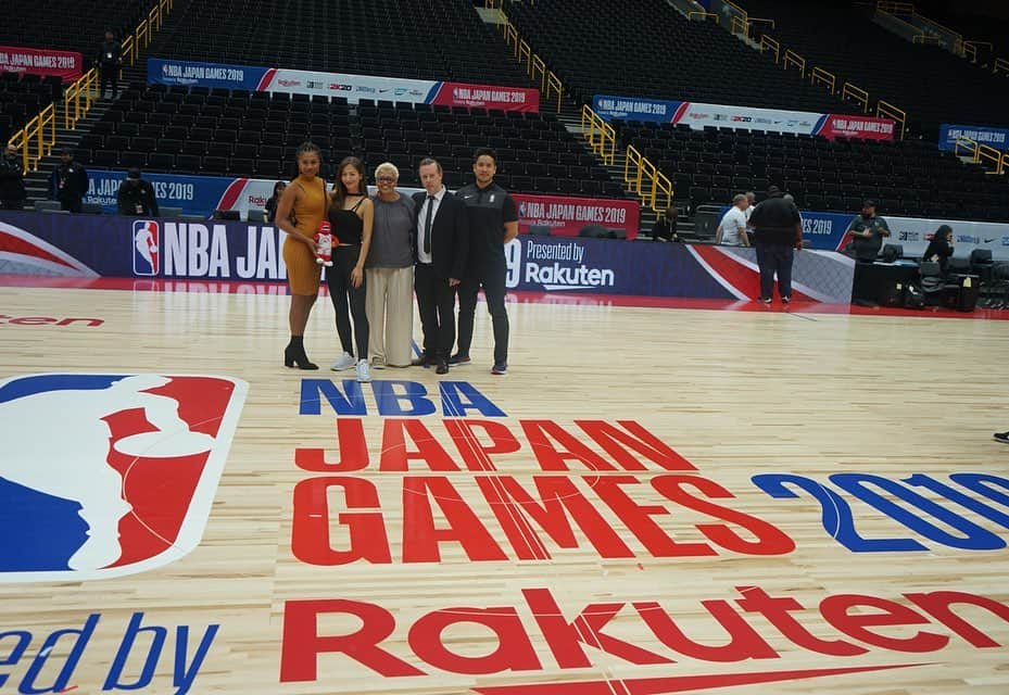 宮河マヤさんのインスタグラム写真 - (宮河マヤInstagram)「NBA Japan Games 無事に終しました🏀Thank you for this wonderful opportunity @nba 🔥 ハードスケジュールの中、気さくにインタビューに対応した下さった選手・レジェンドの皆様に感謝です。アリーナ内でインタビューに応じてくださった皆様、ありがとうございました🙇‍♀️❣️﻿ ﻿ 16年ぶりとなるJapan Gamesは驚く程本場アメリカの会場を再現していて、終始現地にいる気分を感じさせてくれました。﻿ ﻿ そして、アリーナ内のブースに飾られていたラリー・オブライアン トロフィー。これが近い将来、もしかするとNBAで活躍している日本人選手🇯🇵の手に。。想像するだけでわくわくし、鳥肌が立ちました。﻿ ﻿ 今回のメグちゃんとのレポートの様子は、NBA JAPANの公式ツイッターなどでご覧になれます！﻿ またインスタでもupしていきます✨﻿ ﻿ 明日は関東は強い台風、みんな十分気をつけてくださいね💦🙏﻿ ﻿ #NBA #nbajapangames2019 #NBArakuten」10月11日 22時57分 - maya_m0901