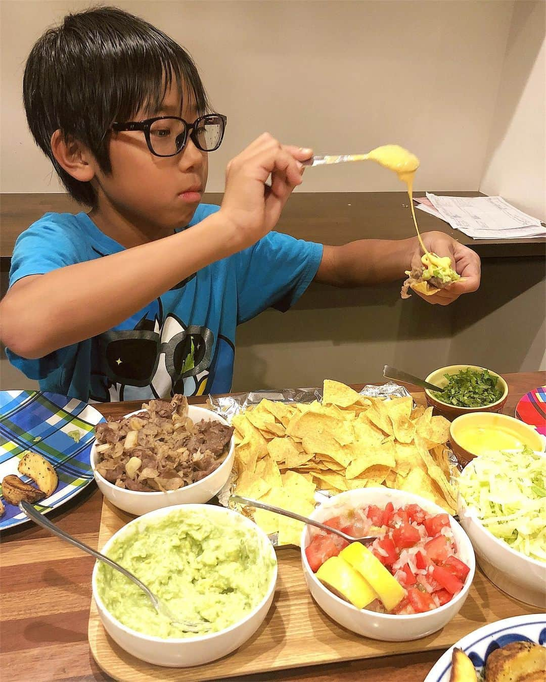 みきママさんのインスタグラム写真 - (みきママInstagram)「【晩御飯はナチョスです！！】. . .  晩御飯の話は、ブログ「藤原家の毎日家ごはん」を見てください🤗🤗🤗. . . . . . 私のプロフィールにあるURLから今日10/11のブログに飛べます🚁🚁🚁. . . .  杏ちゃん、味はいかがですか？ . . .  #晩御飯  #ナチョス #dinner  #fnceat #nachos」10月11日 23時07分 - mikimama_official