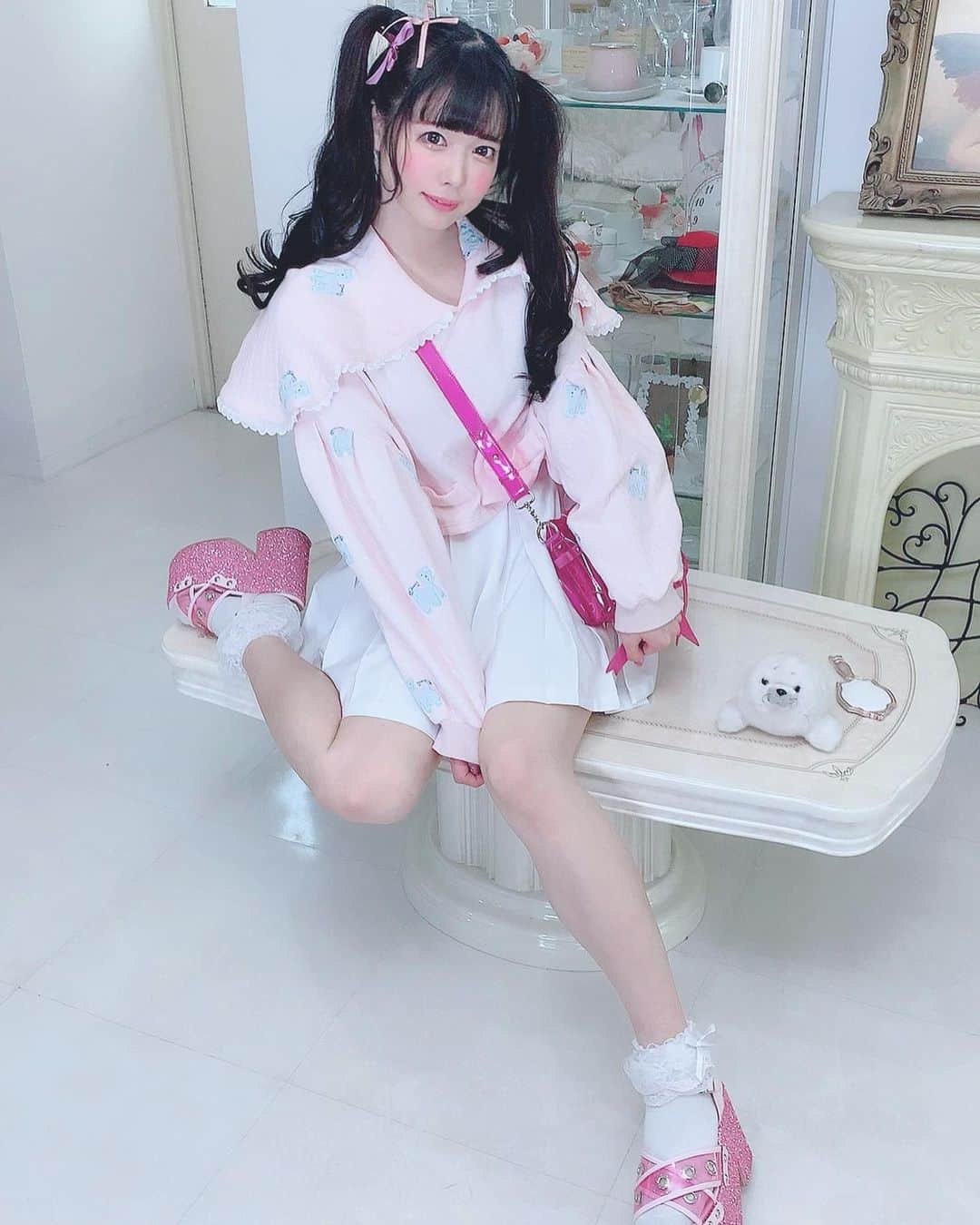 のインスタグラム：「💗 ♡ 💗 ♡ (Ｕ 'ᴗ' )⊃ #Febri #恋汐りんご #恋汐りんごのつくりかた  #japaneseidol  #japanesegirl  #pink #jennyfax #candystripper」