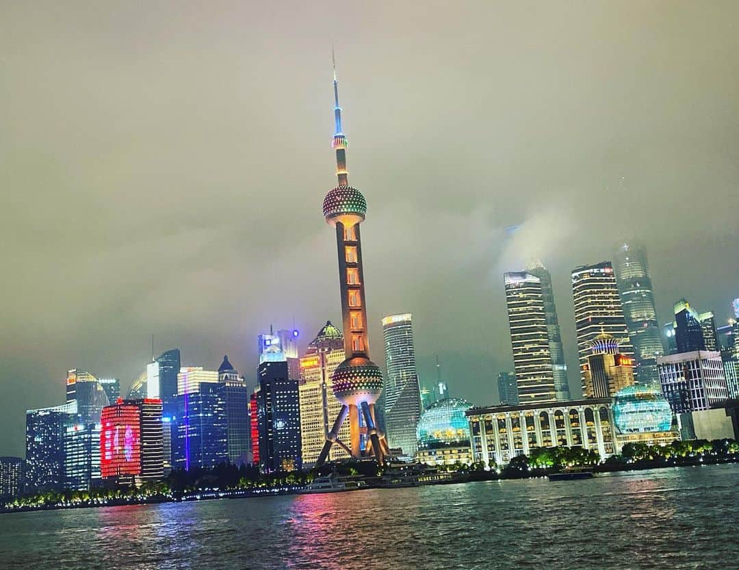 しゅーずのインスタグラム：「I'm in SHANGHAI now 🐼  #上海 #上海100万ドルの夜景  #高すぎて上の方見えん #人の多さすごし」