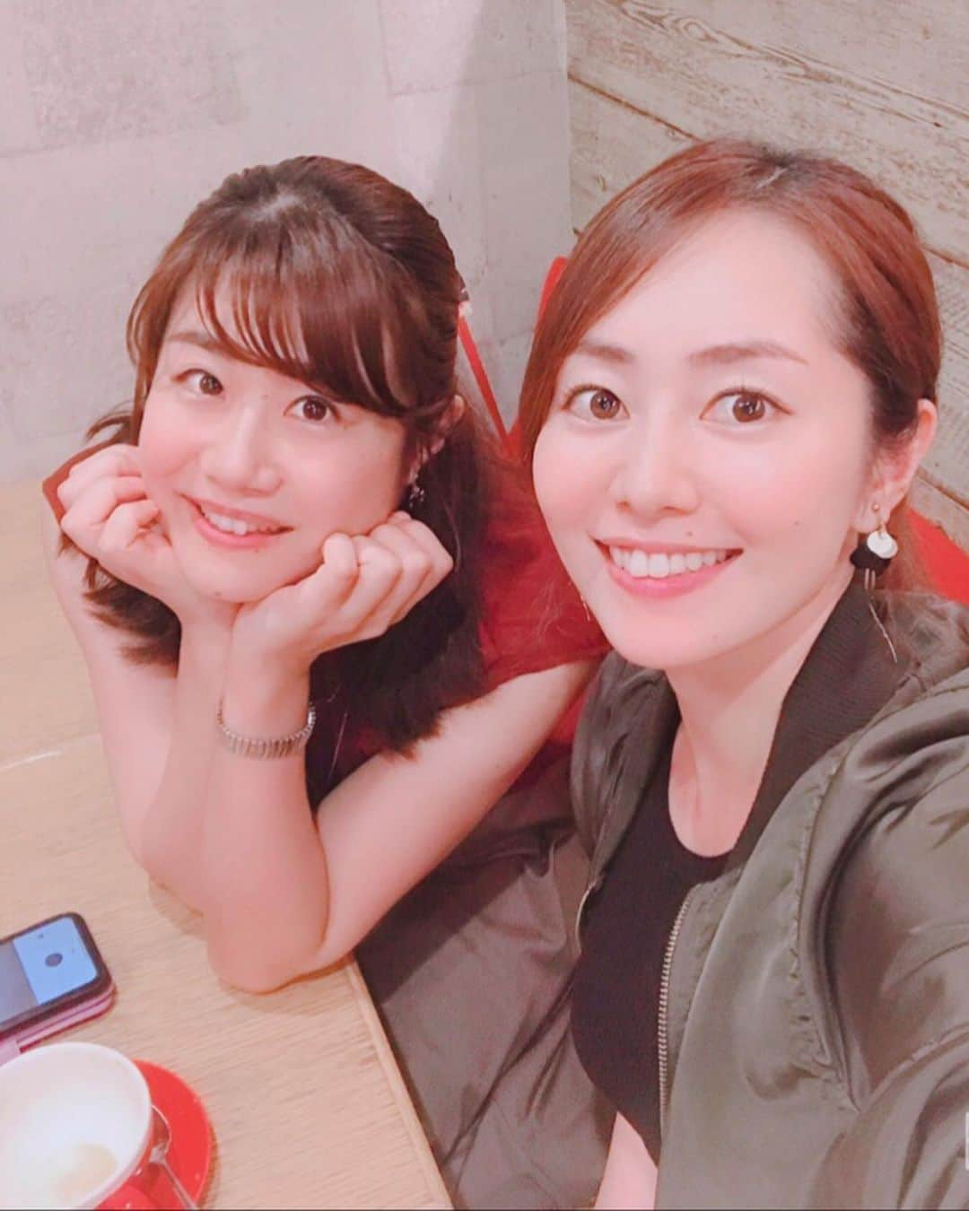 谷桃子さんのインスタグラム写真 - (谷桃子Instagram)「先日〜〜😋🌸✨ あこちゃん(#馬場阿紀子 さん) の舞台を観に行って来ました♡♡ 🌸✨ドブ恋✨🌸めちゃくちゃ面白かった〜〜🤣✨☘️ どのオムニバス作品も全部面白かったし、切なくもあり、あるある！ ありそう！みたいに感情移入しやすくて1時間45分♡全然飽きずに楽しめました😋🎶✨💕 脚本、演出の珠さん&金さん天才 (๑˃̵ᴗ˂̵)✨🌸✨ もっと観たい！！！ 大人気で全公演完売🤣✨ キャンセル待ちみたいです！！ #ドブ恋 #九州vol.3 #めちゃくちゃ面白い！ #馬場阿紀子 さん #藤原珠恵 さん #金沢知樹 さん」10月11日 23時16分 - momoko5999