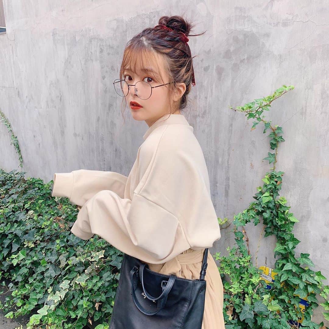 のインスタグラム：「【YouTube更新】#GU 激安たっぽりスウェットで 一週間コーデ 🧚🏻‍♀️💞﻿ 大好きなベージュスカートも着回したよ 🥰🥰 ﻿ ﻿ 秋になったら100%で一人１枚は持っているであろう﻿ 「 白スウェット 」と 「 ベージュスカート 」💐♥︎﻿ ﻿ みんなが絶対に持ってるもので一週間コーデしたい…！﻿ って考えた時に、この２つだな！って思ったの☺️♡﻿ ﻿ ﻿ これから秋冬になって、今まで着ていた﻿ Tシャツやブラウスが着れなくなってくる時に﻿ ﻿ この一週間コーデを見て真似して﻿ 毎日のコーデの参考にしてくれたら嬉しいな🥰﻿ ﻿ どのコーデが好きだったか、﻿ コメント欄で教えてね(#^.^#)💞💞へへ﻿ ﻿ 一週間コーデのYouTubeは、﻿ トップページのハイライトから見てみてね♥︎﻿ ﻿ ﻿ ﻿ PS.🍑﻿ 今からお風呂にお湯ためて、﻿ 洗濯物の竿を家の中に入れる( ; _ ; )！！﻿ ﻿ ﻿ #やっと一週間コーデUPできて嬉しい﻿ #ずっと前からリクエスト貰ってて﻿ #できてなくて悔しかったねん﻿ #みんなに動画楽しんで貰えたらいいな﻿ #参考にしてもらえたらいいな﻿ #元気になってくれたらいいな﻿ #と毎日想 い想われふりふられ」