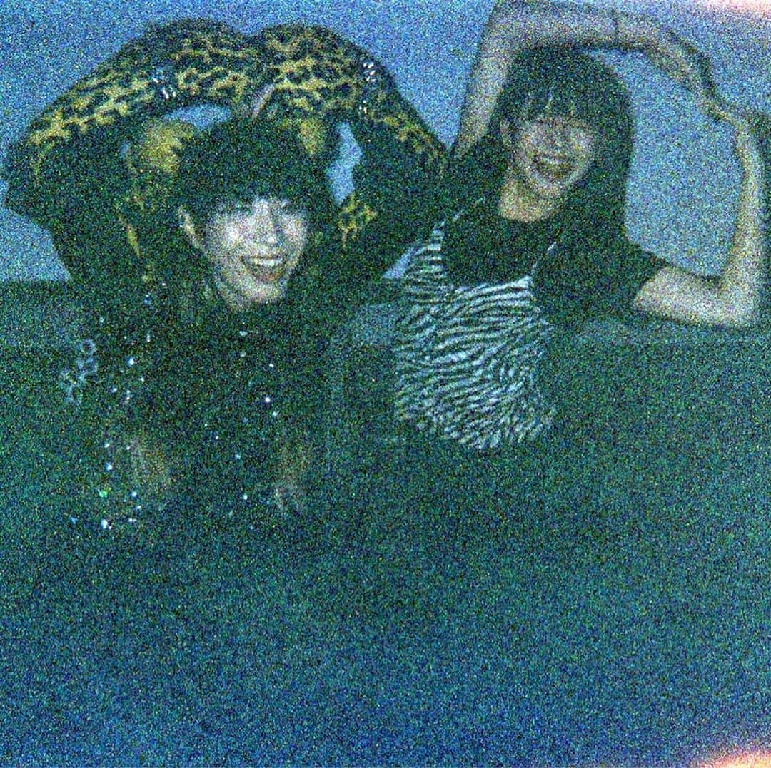 ぺいにゃむにゃむ【二丁目の魁カミングアウト】のインスタグラム：「色んなアイドルちゃんの写真もフィルムカメラに収めたのに全部が全部暗かったよね〜〜‪( ^.^👉)👉‬ ミドリコぉぉお〜〜との写真も暗かった🐸これはミドリコのMとぺいにゃむのPのポーズ」