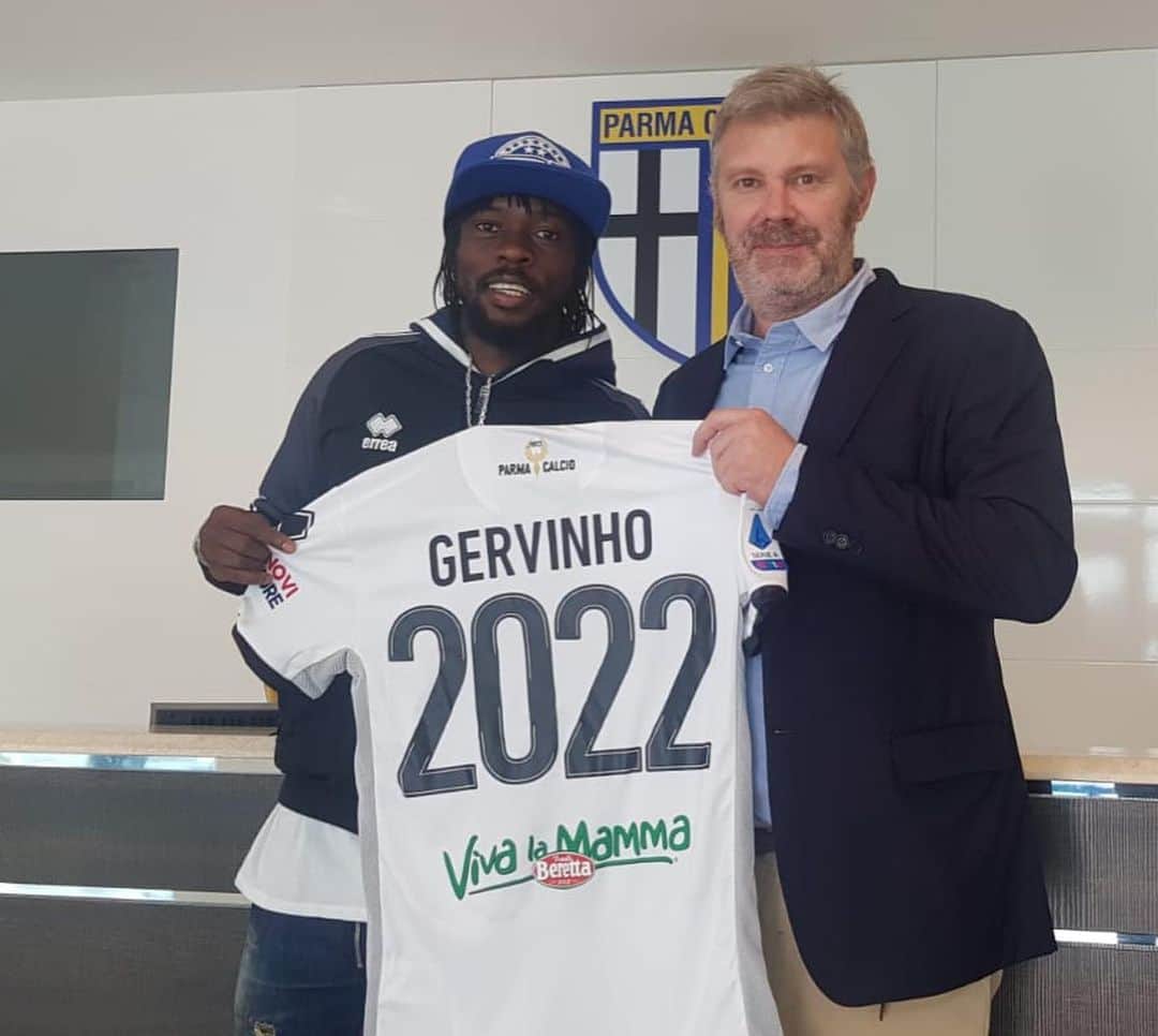 ジェルヴィーニョのインスタグラム：「Potrei dire tante parole ma la cosa più importante e dire grazie a tutti quanti . Merci @parmacalcio1913 💛💙 ••••••••••••••••••••••••••••••••••••••••••• #parma #2022 #thankyou #merci #grazie #seriea #calcio ••••••••••••••••••••••••••••••••••••••••••• @dramane225 🤜🏾🤛🏾 @calabriapino」