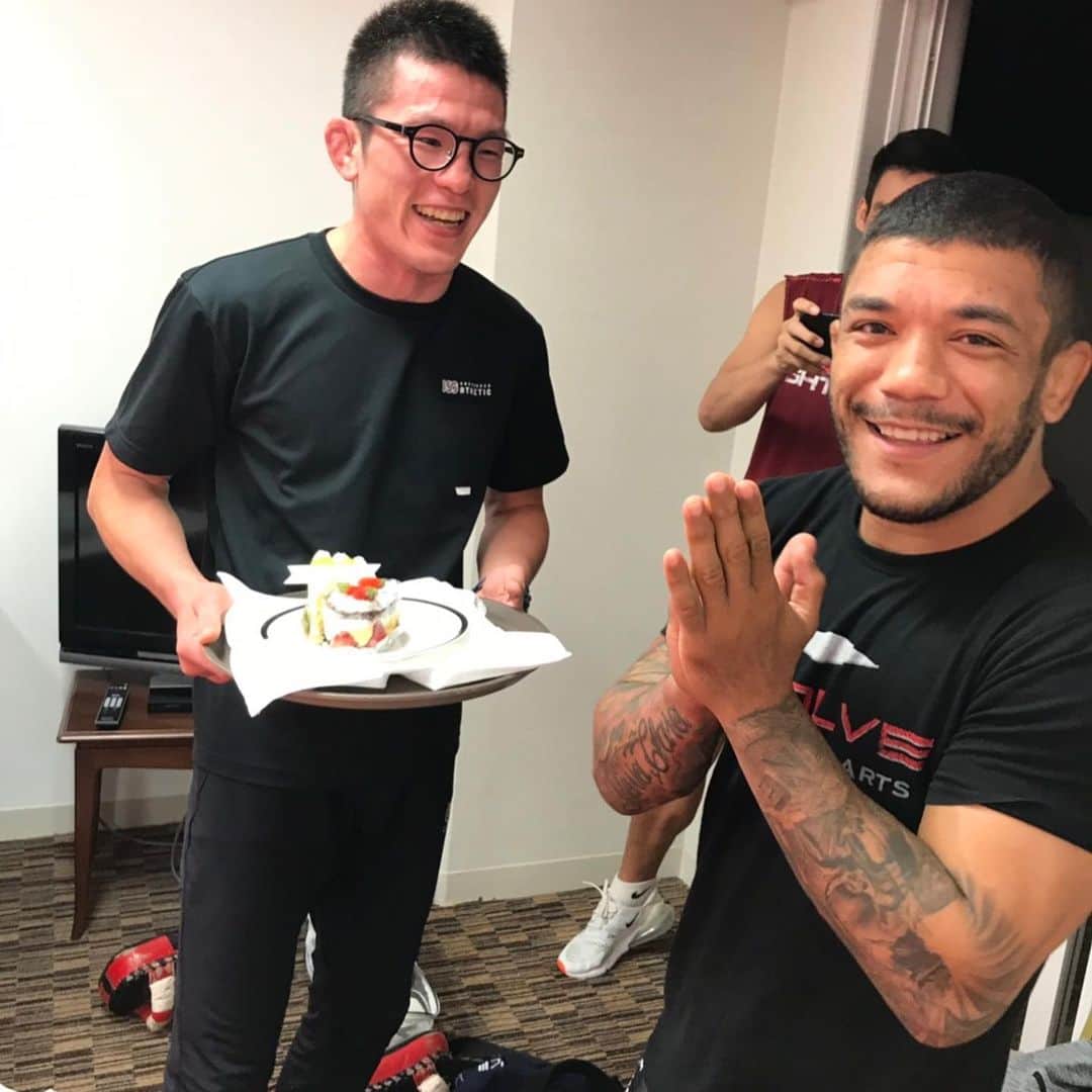 青木真也のインスタグラム：「Happy birthday!! 誕生日おめでとう。@alexsilva1010 日本に来てくれてありがとう！#evolvemma #evolvefightteam #onechampionship #shinyaaoki #青木真也 #happybirthday」